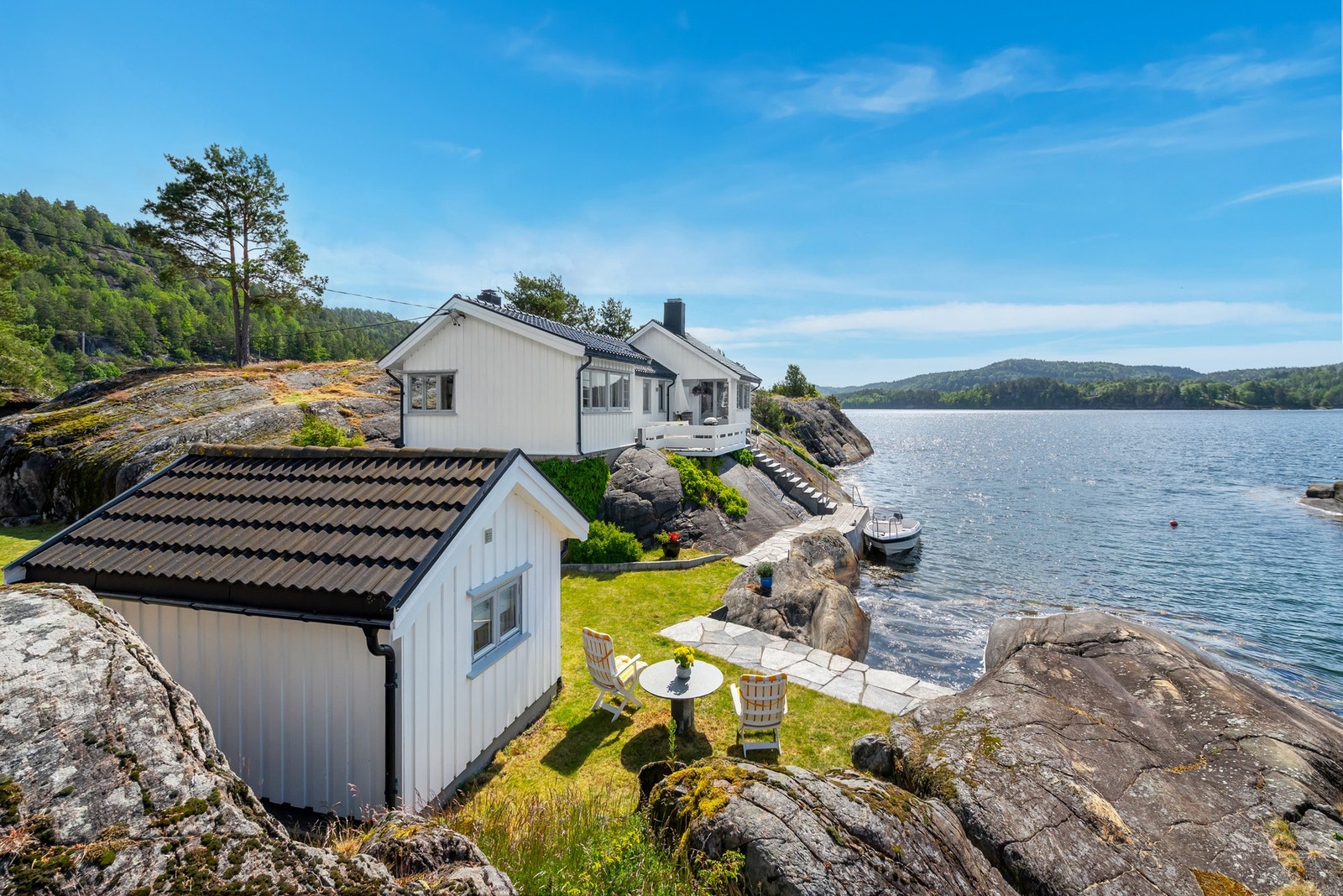 Her er det gode uteområder, flotte solforhold og umiddelbar nærhet til sjøen - perfekt for bading, båtliv, fiske og rolige sommerdager Galleribilde