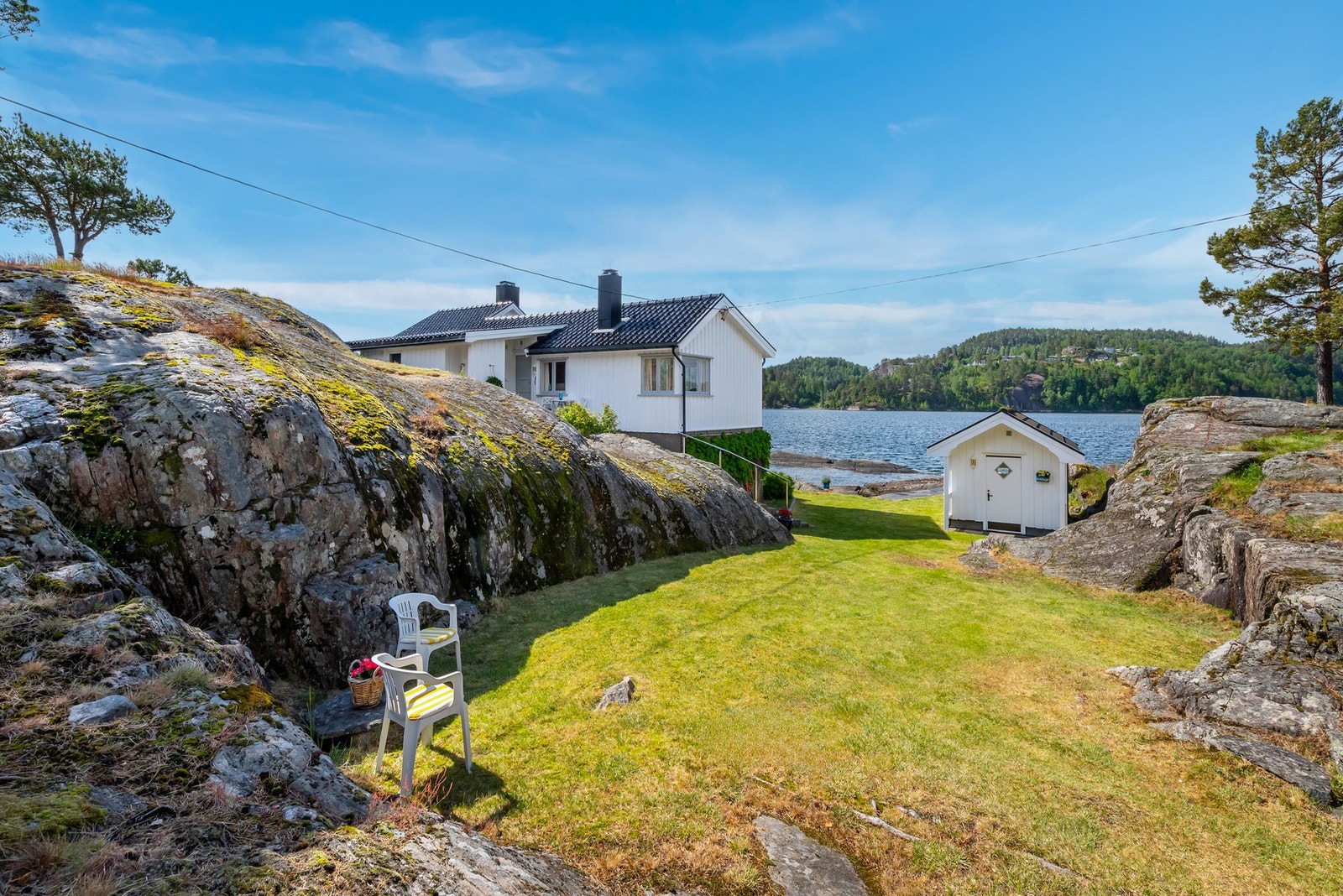 Sjarmerende fritidseiendom med flott beliggenhet mellom svaberg, grøntarealer og sjø Galleribilde