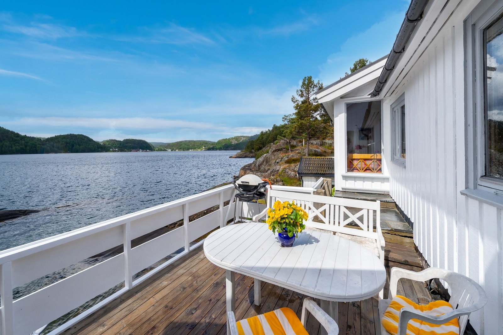 Fra kjøkkenet er det utgang til terrasse og uteområder Galleribilde