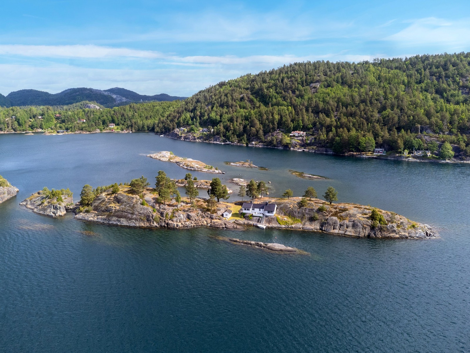 Adkomst skjer med båt gjennom vakker skjærgård - en naturopplevelse i seg selv Galleribilde