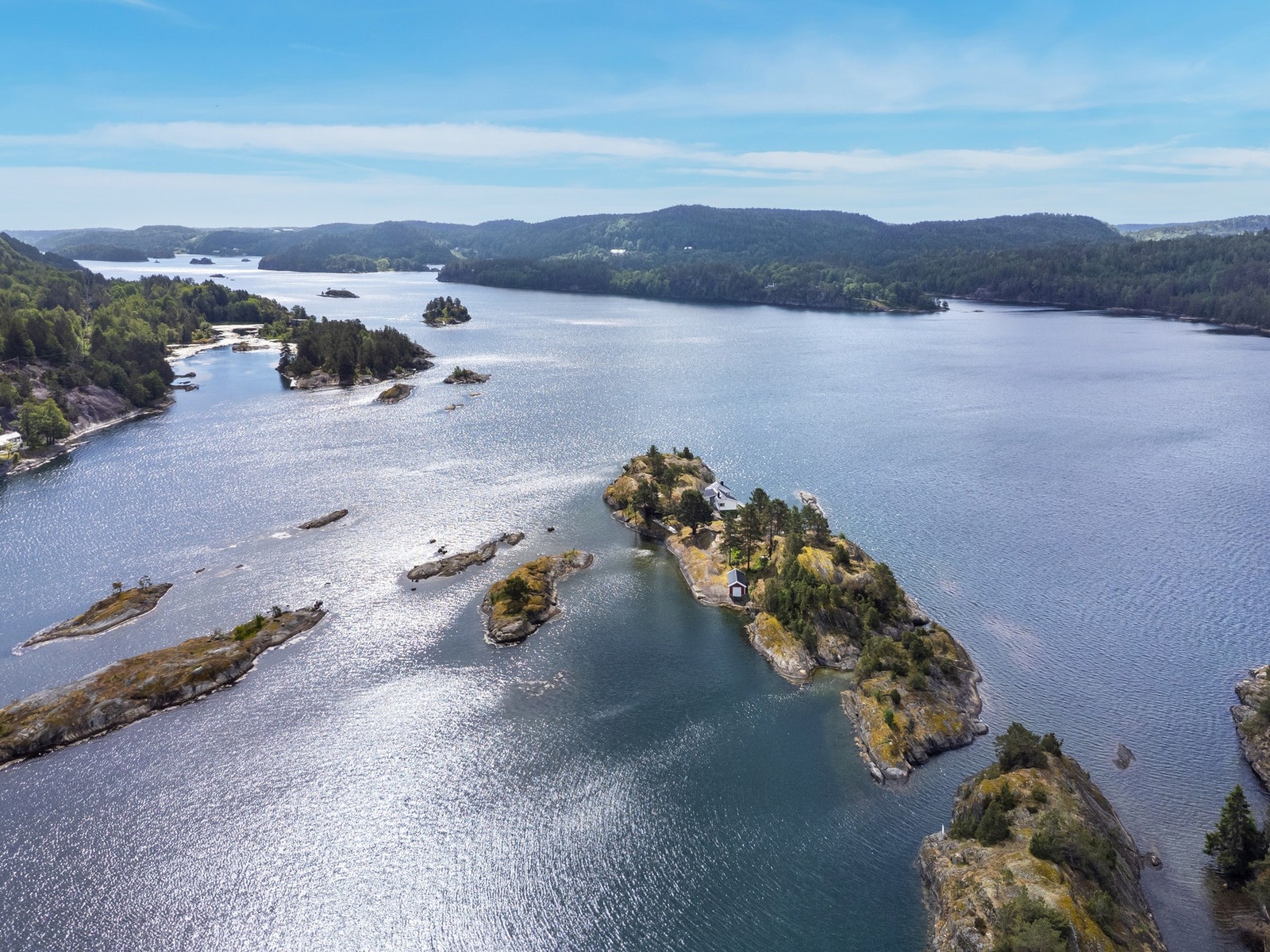 Her får du en helt spesiell kombinasjon av total privatlivsfølelse, urørt natur og ekte sørlandsidyll - et perfekt fristed for deg som ønsker å trekke deg tilbake fra hverdagens tempo Galleribilde