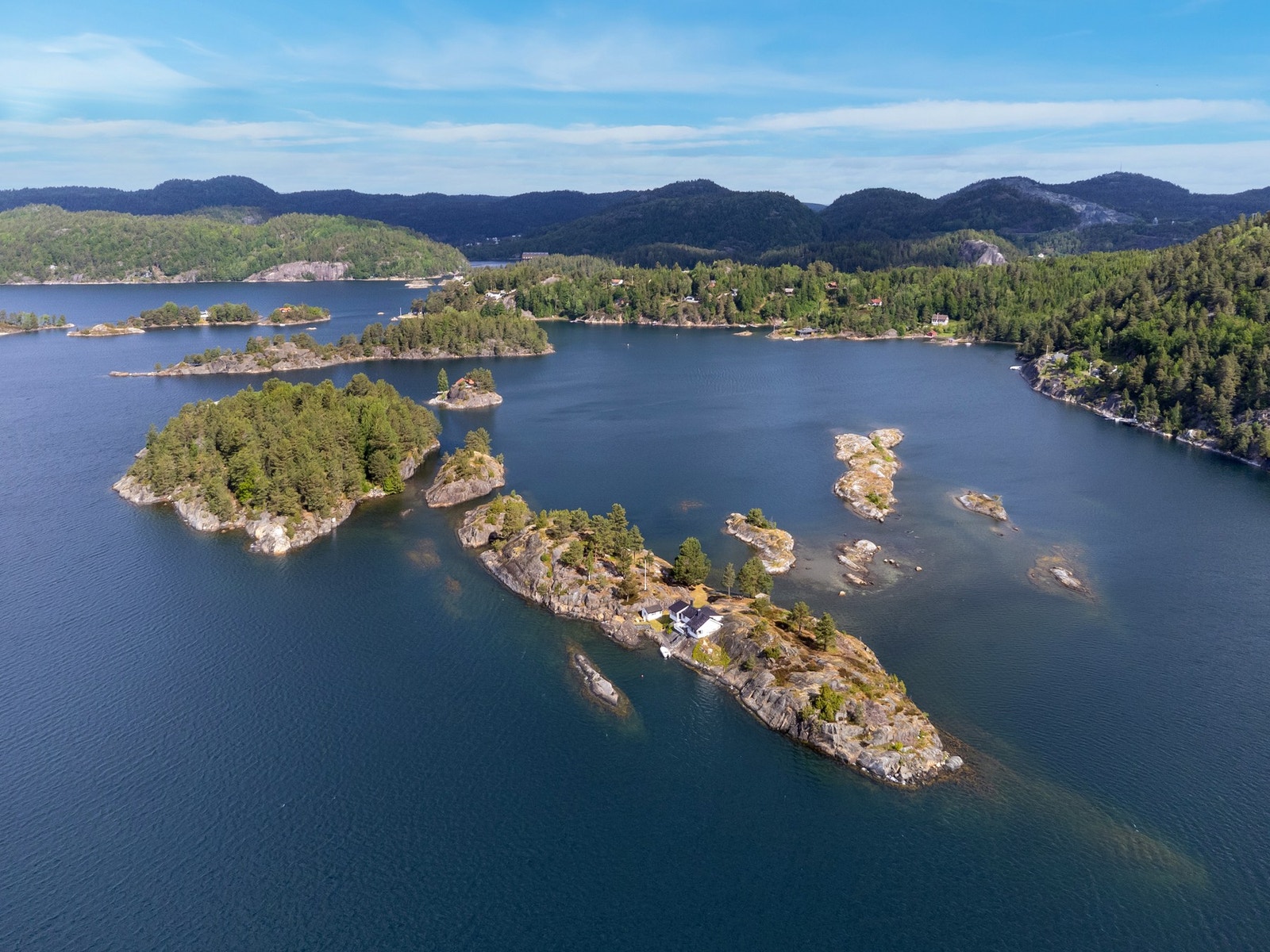 Fra Søndeled er det ca. 10 minutters båttur, og til Risør tar båtturen rundt 20 minutter Galleribilde