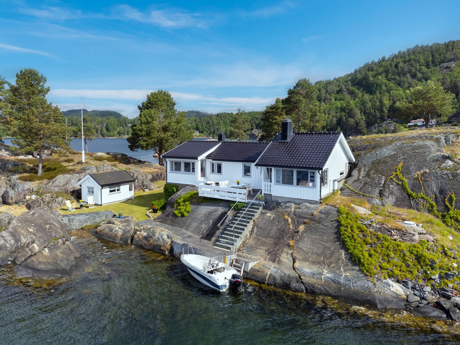 Velkommen til en helt unik fritidseiendom på Kjeholmen i Risør - en sjelden anledning til å sikre seg egen øy i idylliske Sørlandsomgivelser Galleribilde