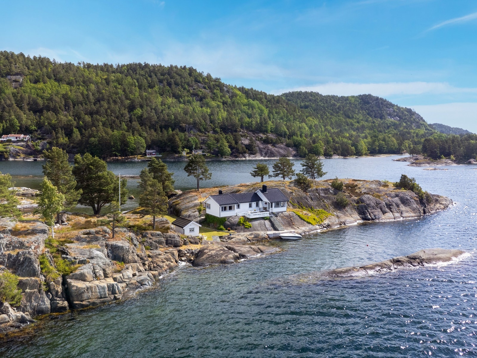 Eiendommen ligger vakkert til i Sørfjorden og byr på en enestående kombinasjon av privatliv, naturskjønn beliggenhet og ekte skjærgårdsfølelse Galleribilde