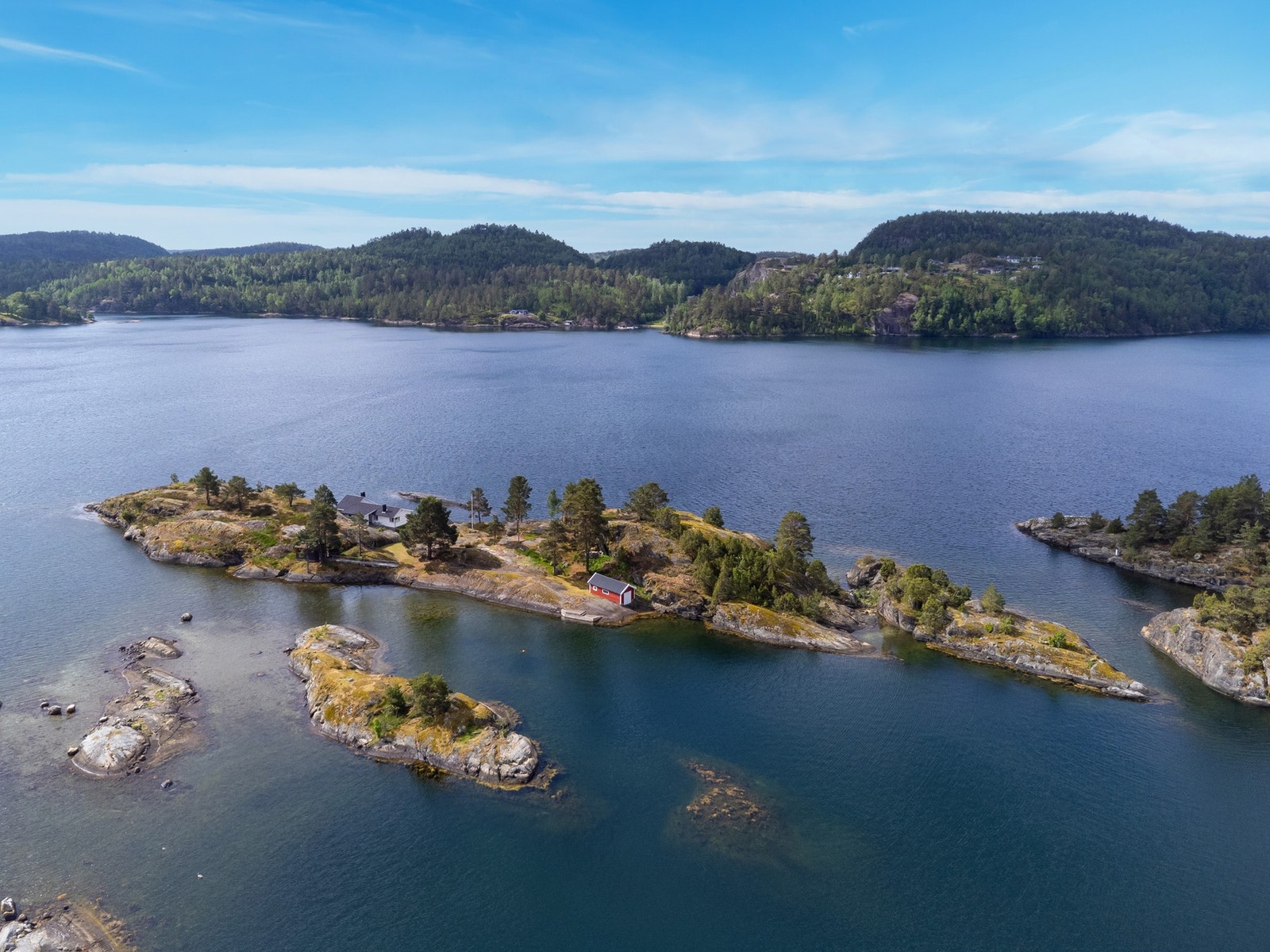 Eiendommen har en stor eiet tomt på ca. 8 035 kvm og adkomst med båt Galleribilde