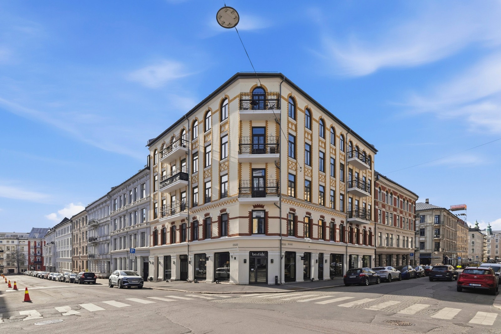 Boligen byr på gode kvaliteter som god takhøyde, store vindusflater samt en effektivt og godt utnyttet planløsning med gode lysforhold Galleribilde