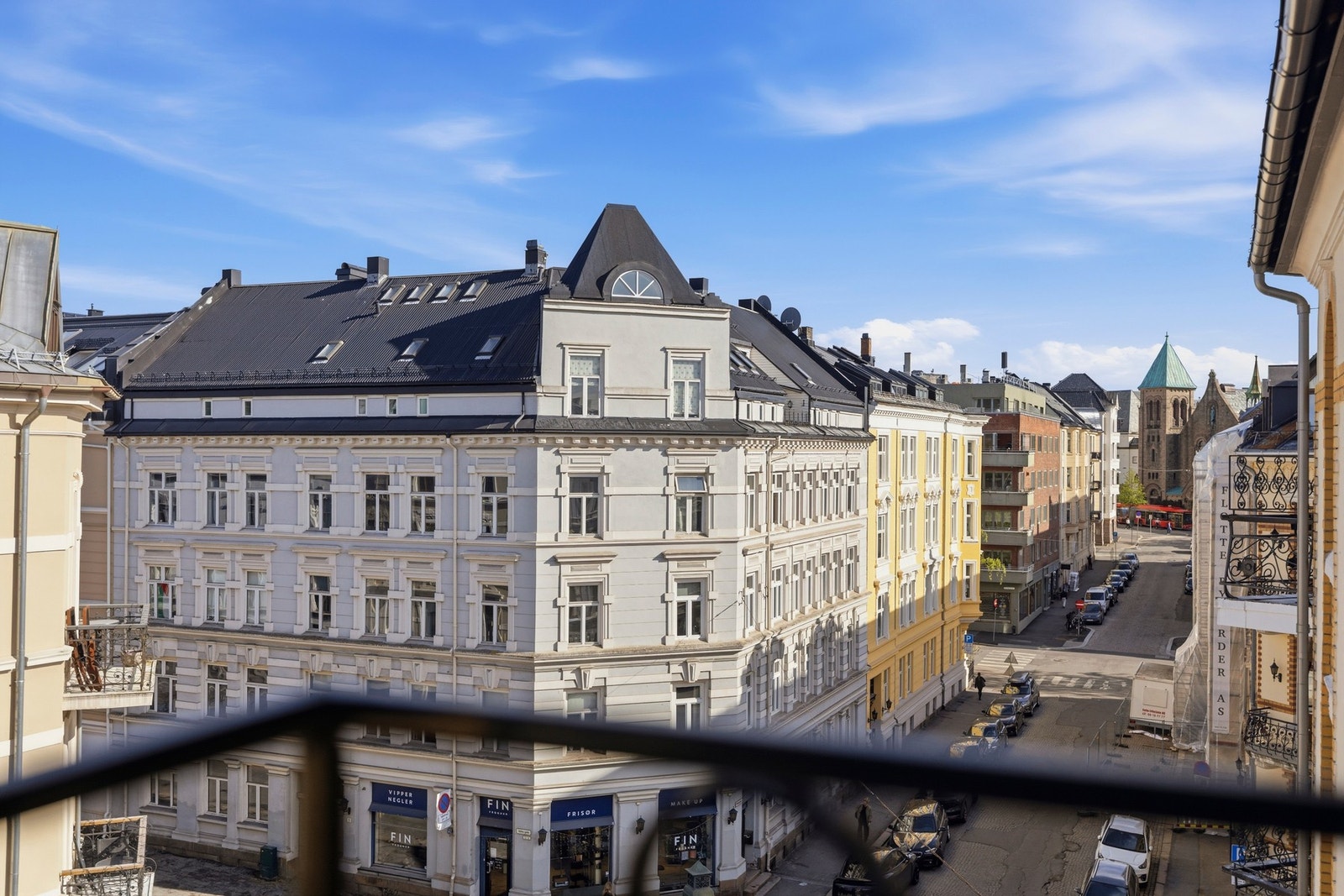 Fra balkongen er det fin utsikt mot den hyggelige gågaten. Galleribilde
