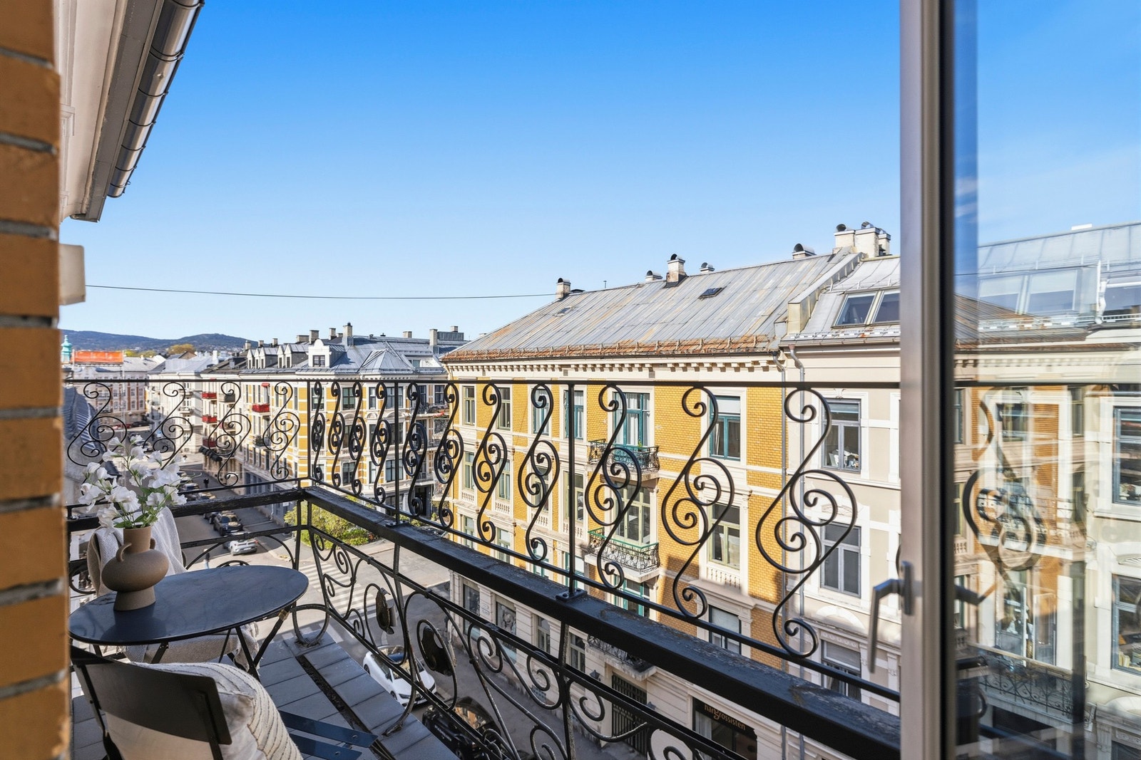 I enden av rommet er det utgang til en koselig balkong, som på sommerstid oppleves som en forlengelse av stuen. Galleribilde
