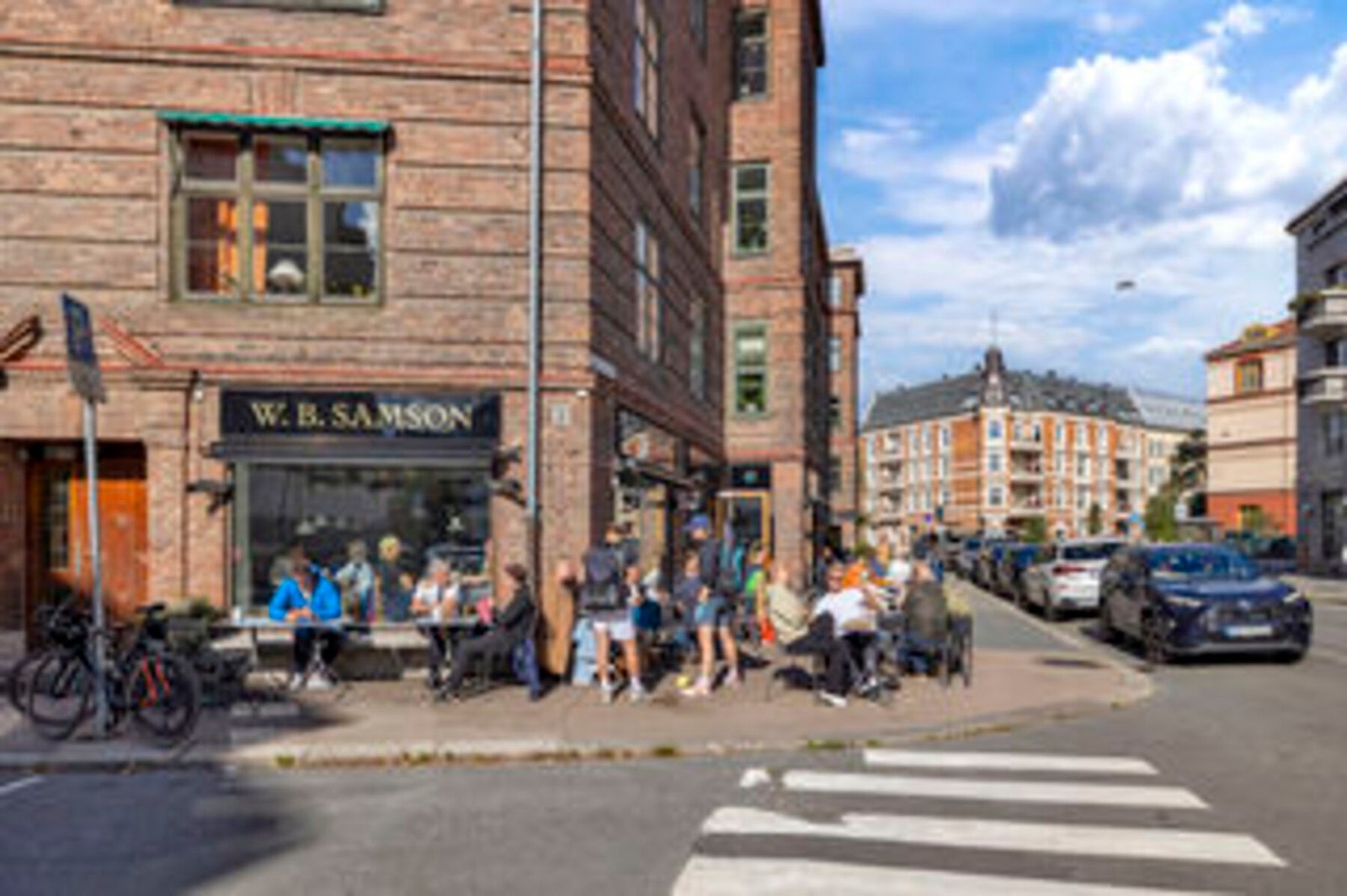 Frogner har svært gode kollektivmuligheter, med både trikk og buss innen kort gangavstand. Trikkelinjene 12 og 15 betjener området, og gir rask forbindelse til sentrum, Majorstuen og andre deler av byen. Galleribilde