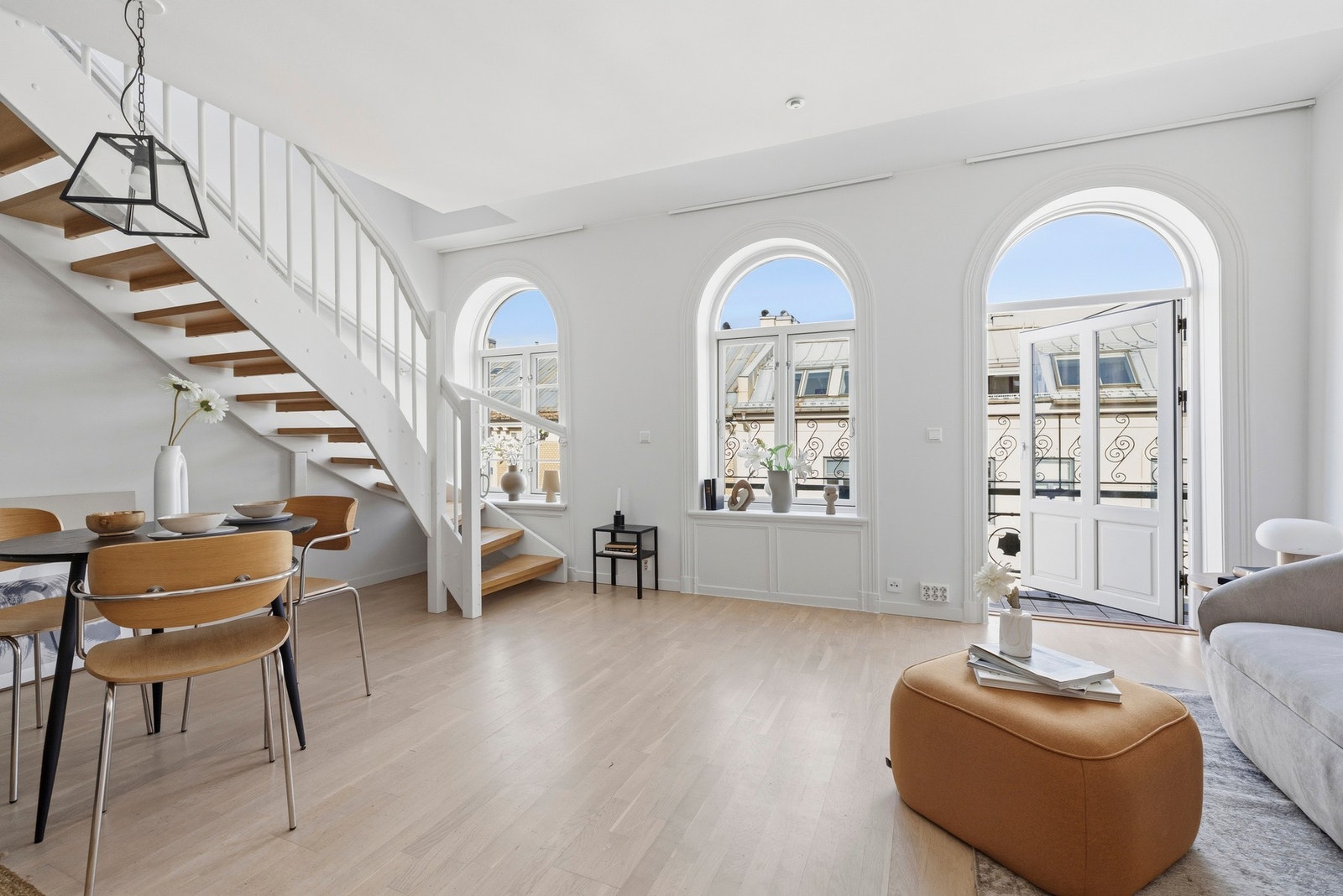 Stuen er romslig og fremstår lys og luftig med gjennomgående god takhøyde og store vindusflater som slipper inn rikelig med naturlig lys. Galleribilde
