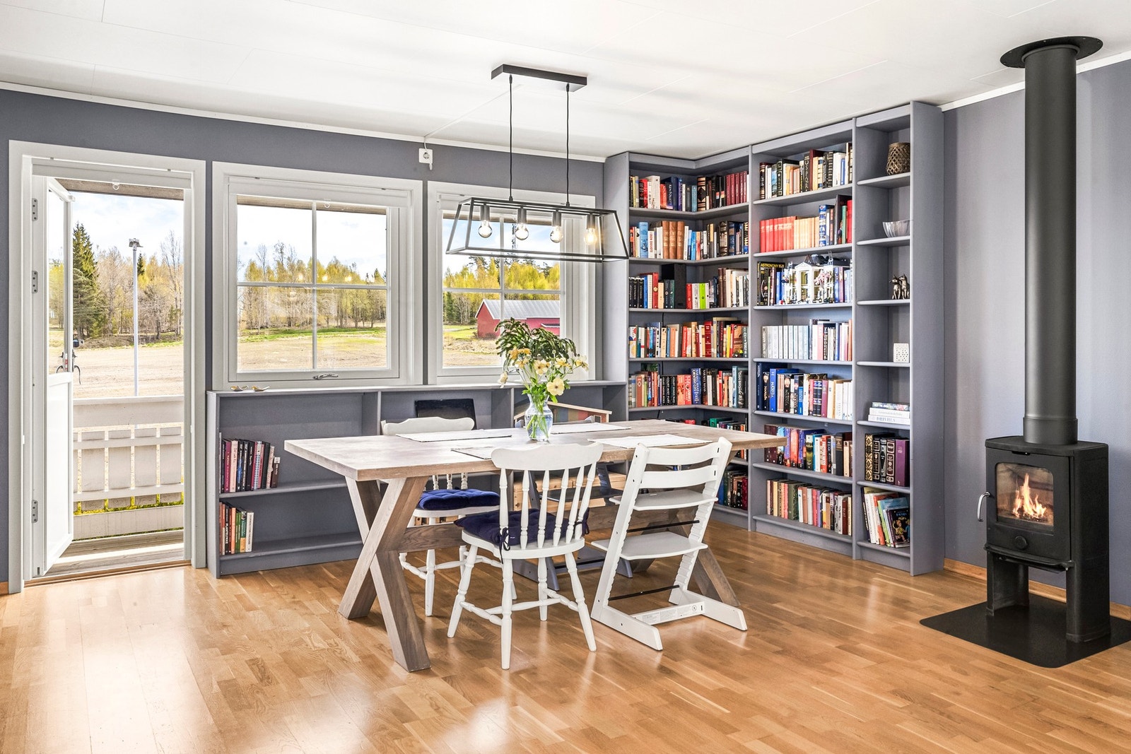Stuen er boligens selvsagte samlingspunkt med store vindusflater og utgang til terrasse på den ene siden og balkong på den andre. Galleribilde