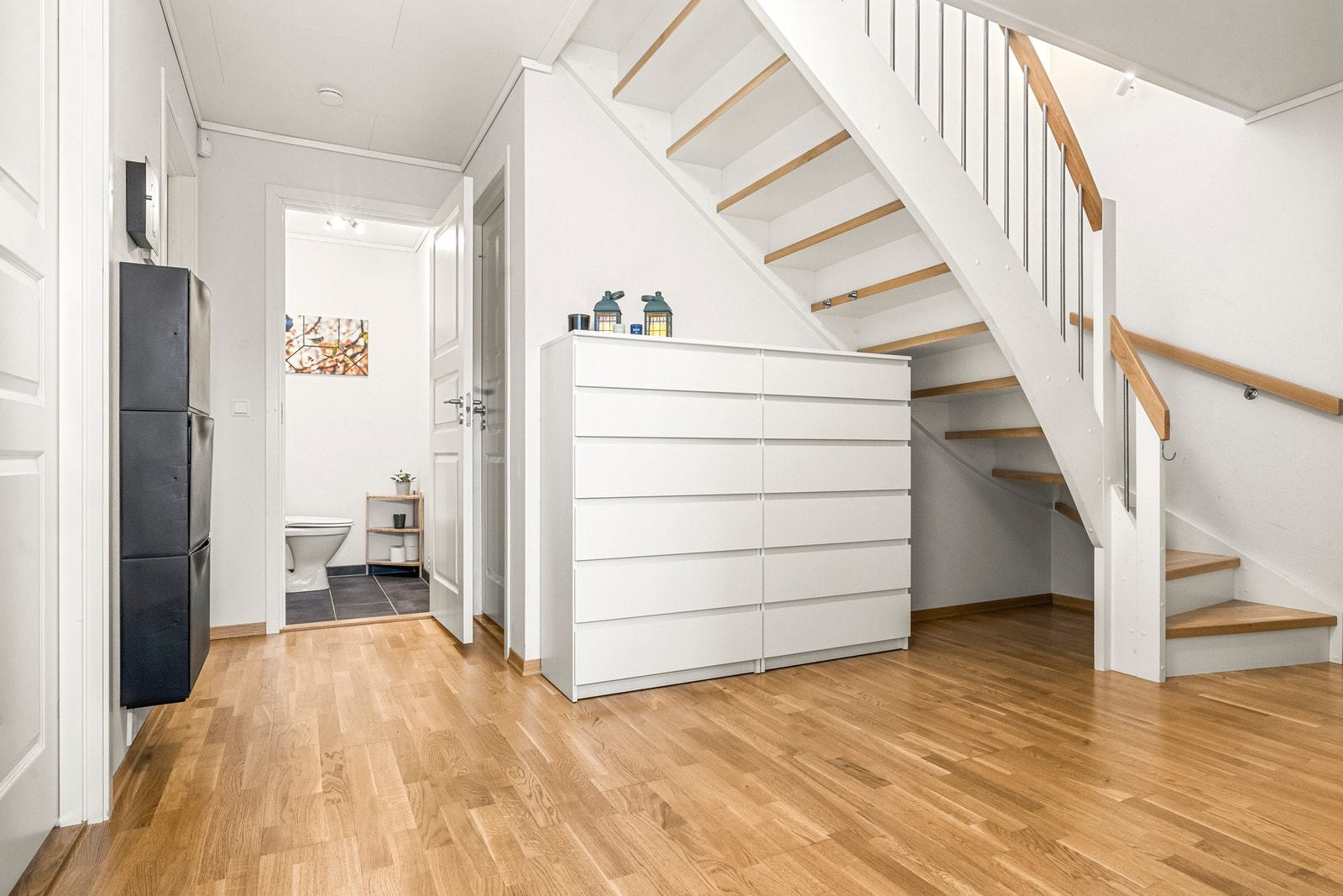 Romslig hall med gulvvarme. Her er det tilkomst til 2 soverom, WC, bad og vaskerom/bod. Galleribilde