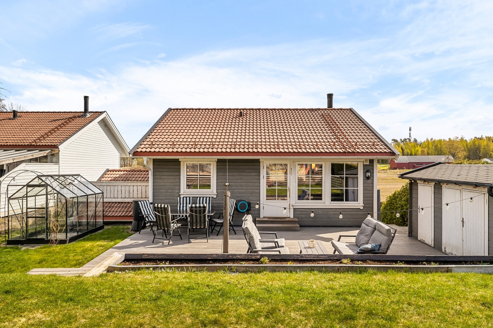 Tomten er lettstelt og svært godt utnyttet med solrike uteplasser både på markterrassen og foran huset. Galleribilde