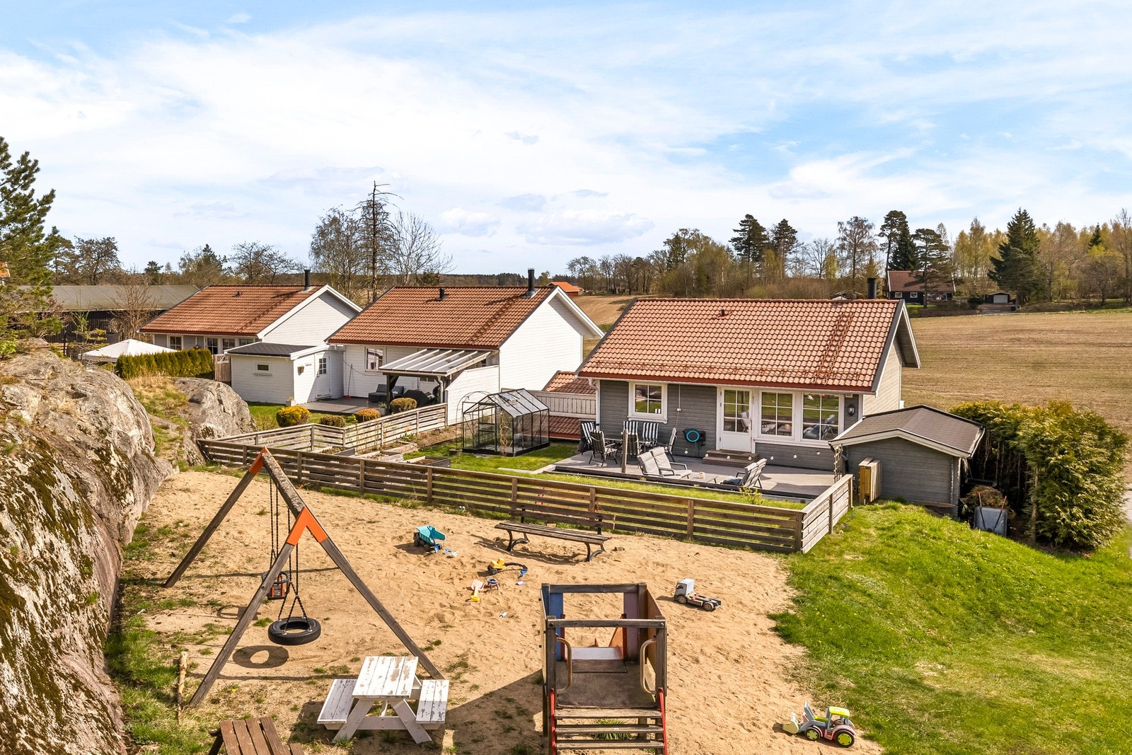 Like ovenfor boligen er det felles lekeplass for beboerne i området. Galleribilde