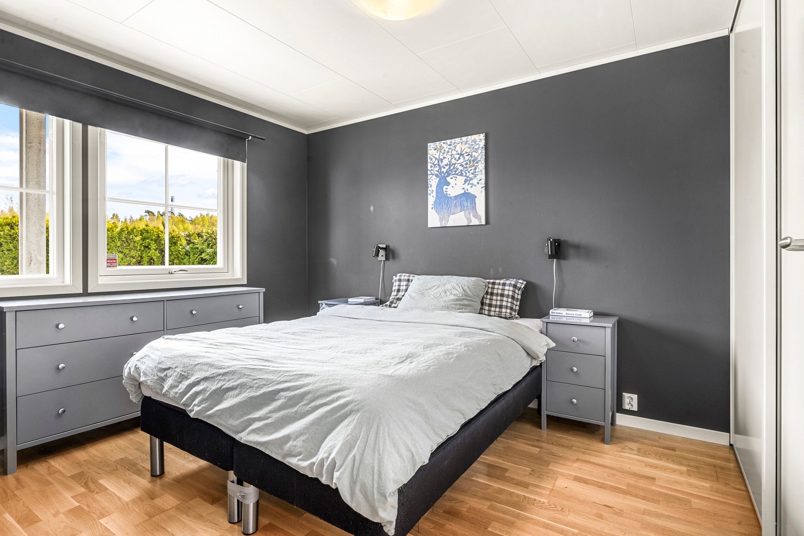 Hovedsoverommet har en stor skyvedørsgarderobe. Galleribilde