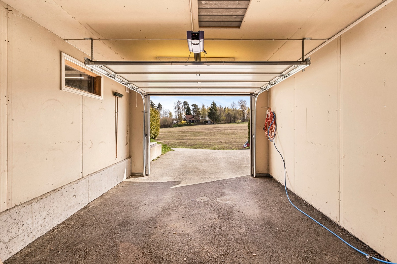 Garasjen er integrert i del av 1. etasje med innvendig og utvendig adkomst. Det er montert elbillader i garasjen. Galleribilde