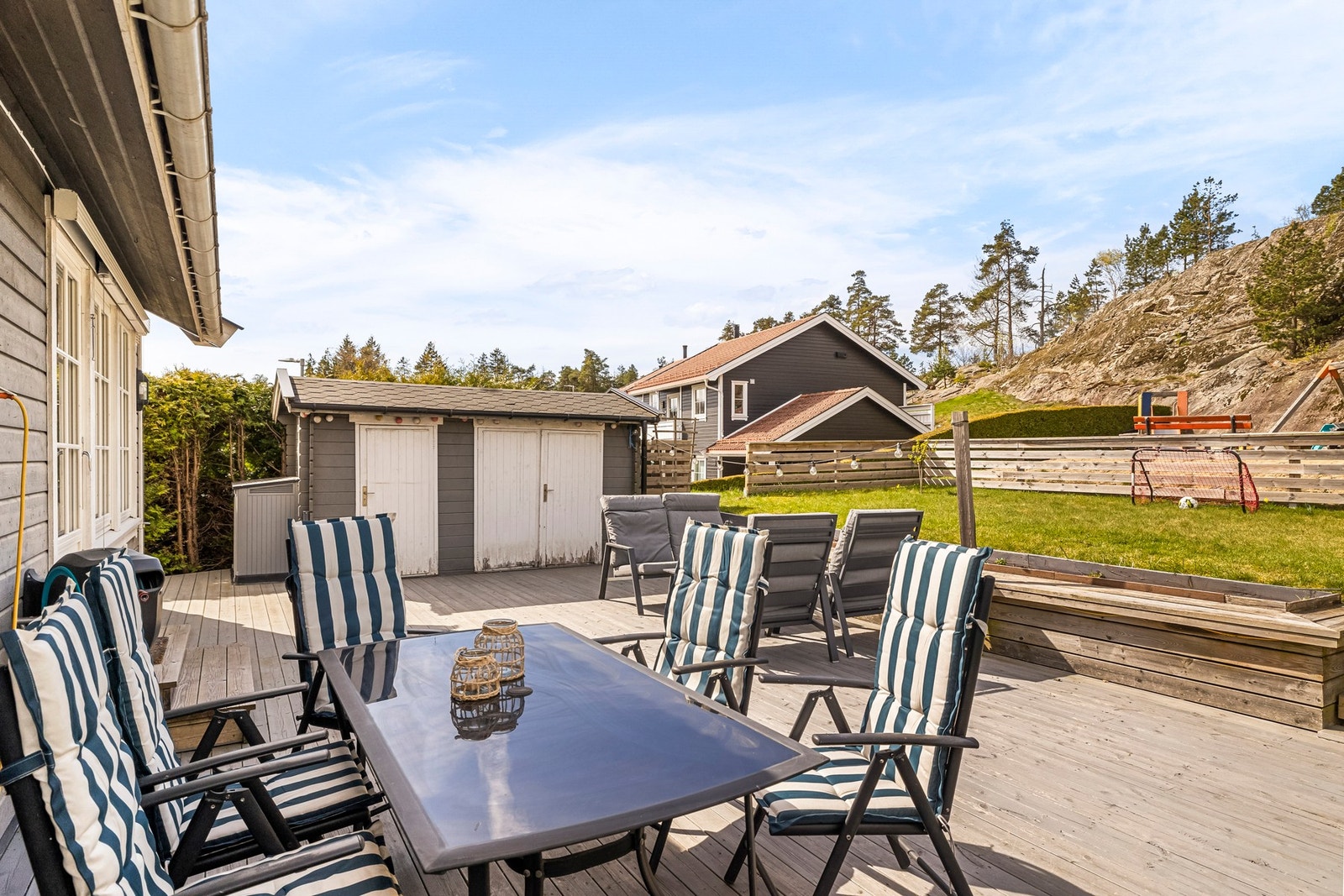 Terrassen har utvendig frittstående bod på 8 m². Galleribilde