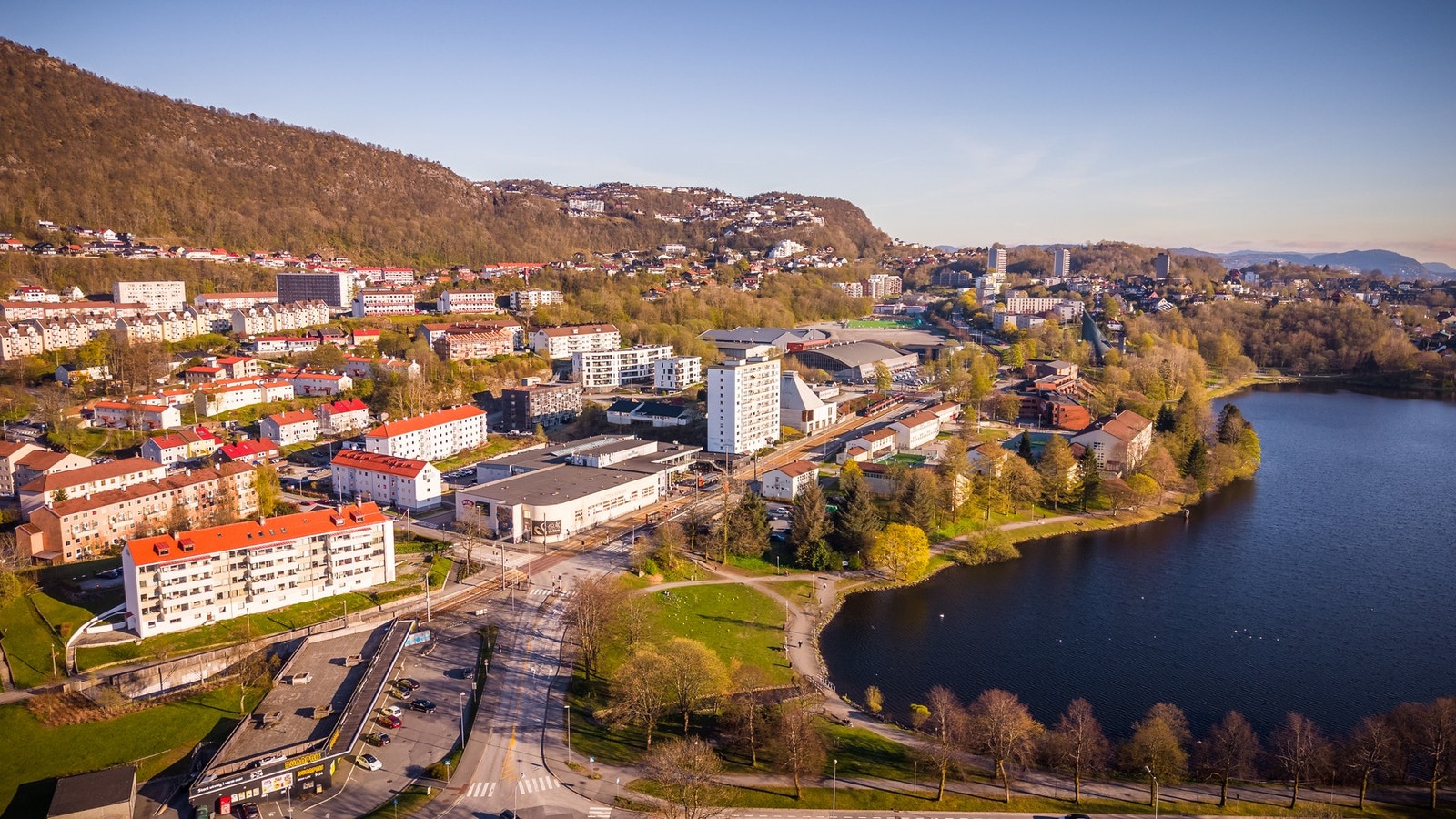 Sletten senter ligger få minutters gange unna, og her har man alle nødvendige butikker Galleribilde