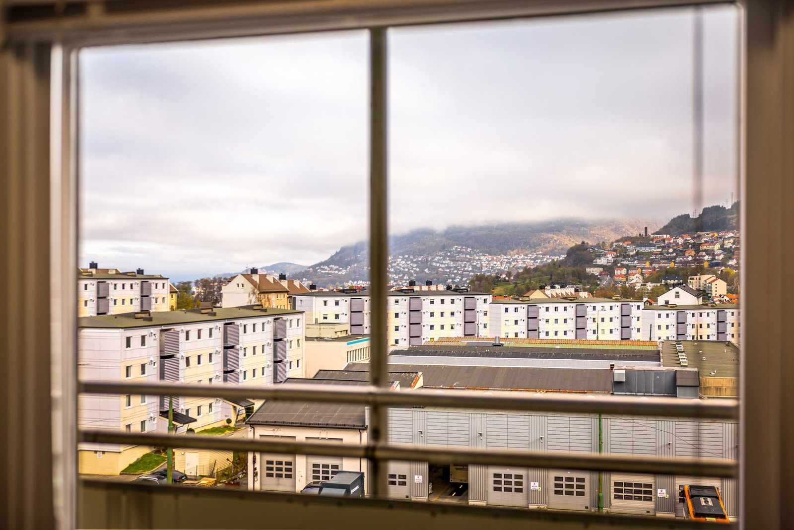 Fra inngangsparti har man utsikt mot Bergen by Galleribilde