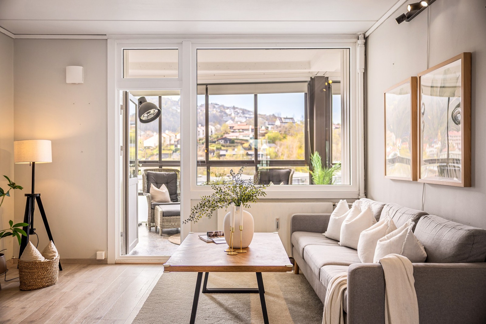 Fra stue er det utgang til innglasset balkong Galleribilde