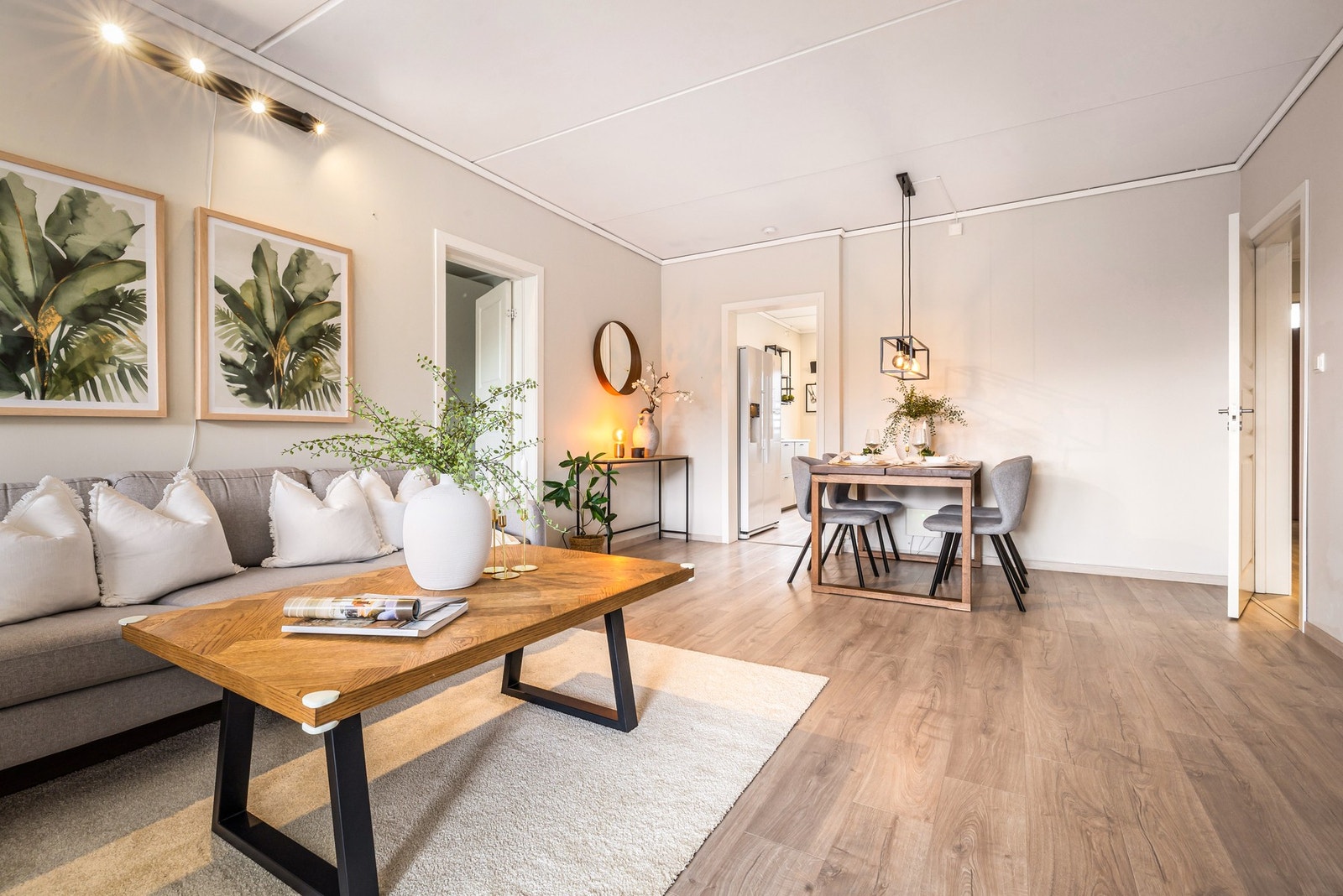 God plass til spisebord i stue Galleribilde