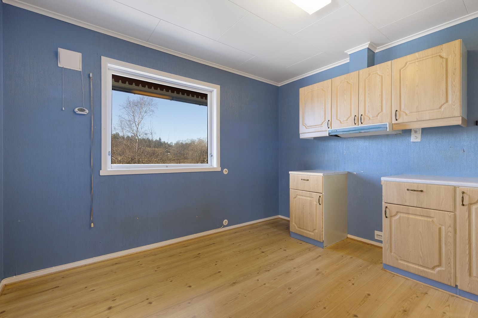 Kjøkkenet er utstyrt med ventilator og har naturlig lysinnslipp fra vinduet. Galleribilde
