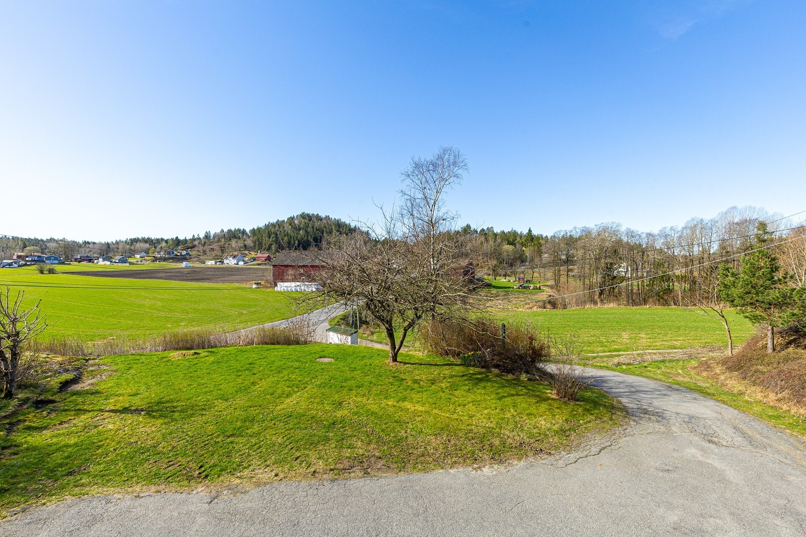 Eiendommen har en romslig tomt med åpne omgivelser og utsikt mot landlige områder. Galleribilde