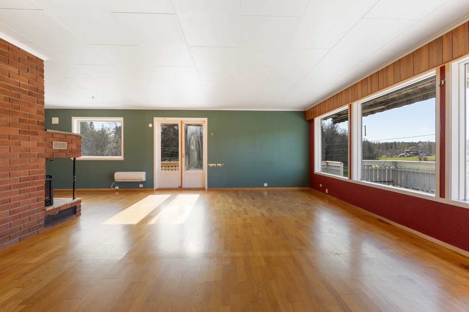 Store vindusflater slipper inn rikelig med naturlig lys. Galleribilde