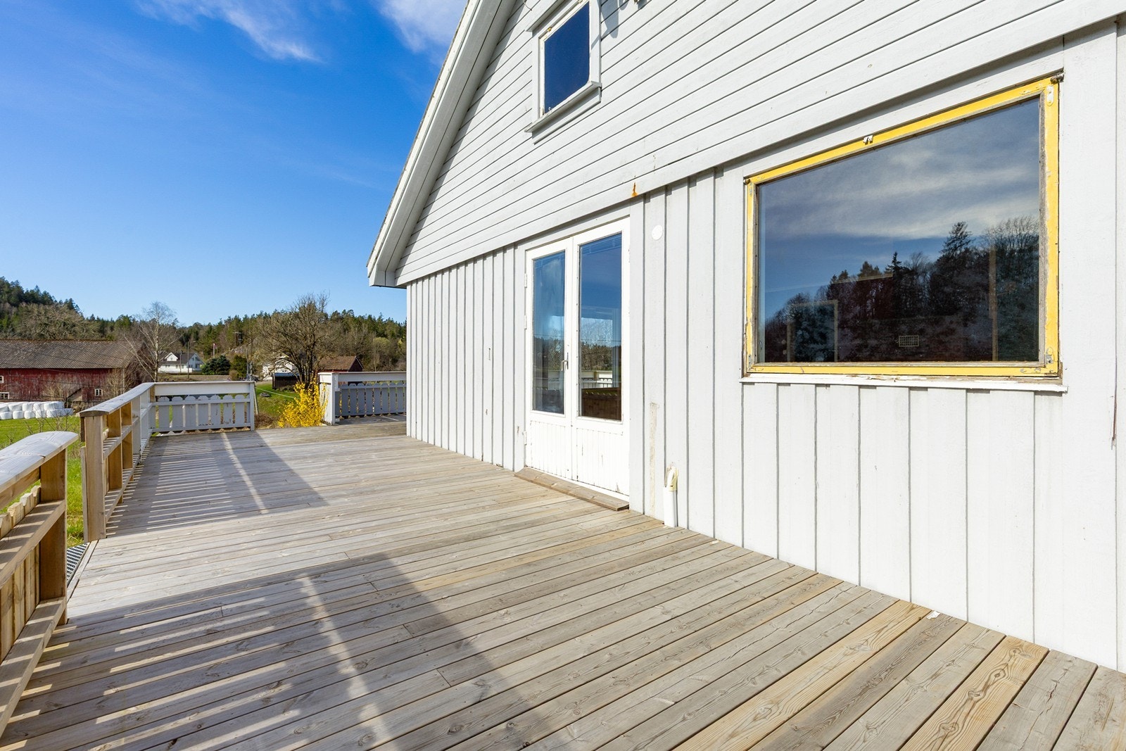 Terrassen har direkte adkomst fra stuen og hagen, noe som gir enkel tilgang. Galleribilde