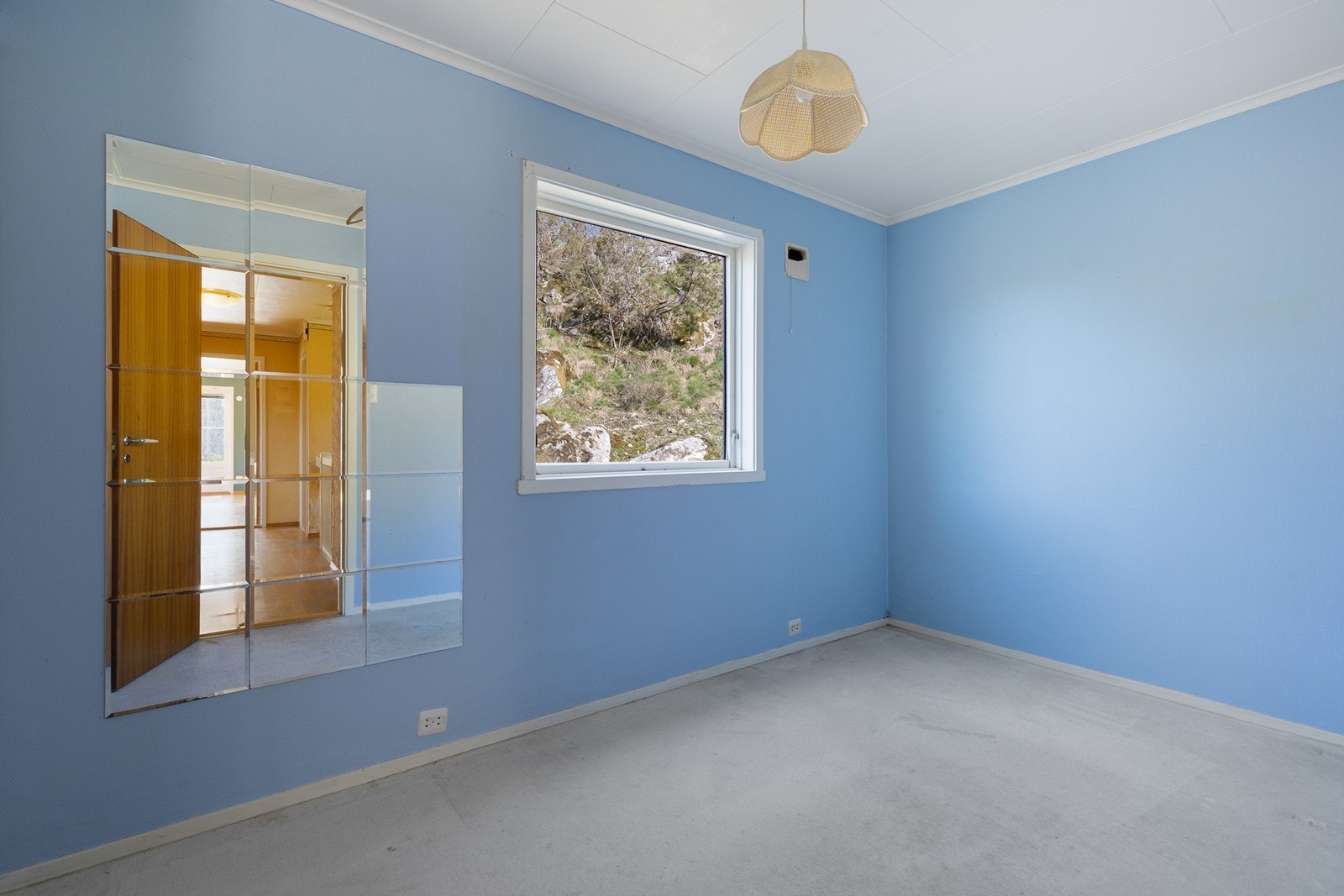 Soverom 2 har malte vegger og teppe på gulv Galleribilde