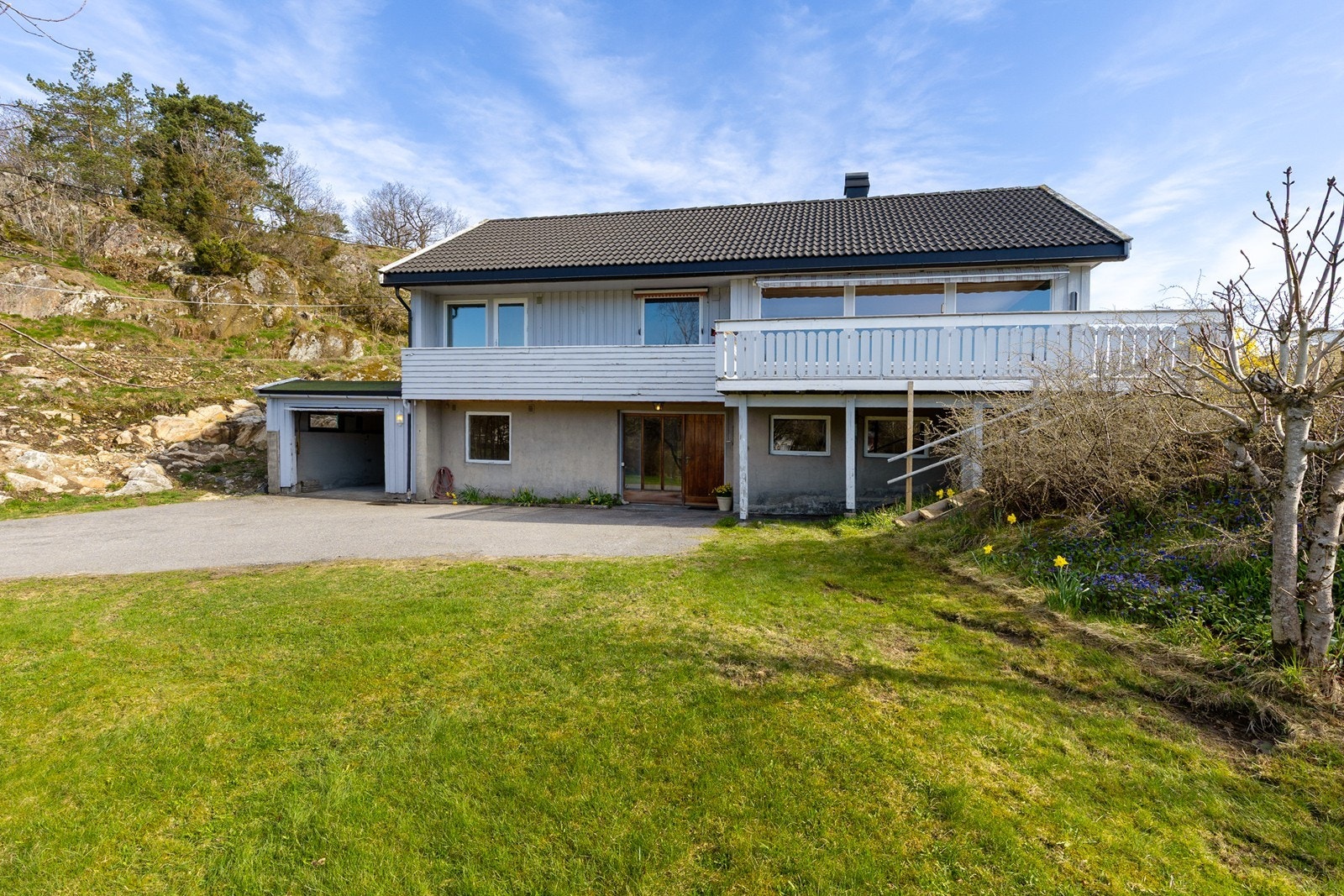 Boligen har en praktisk integrert garasje og en romslig asfaltert innkjørsel med god plass til parkering. Galleribilde