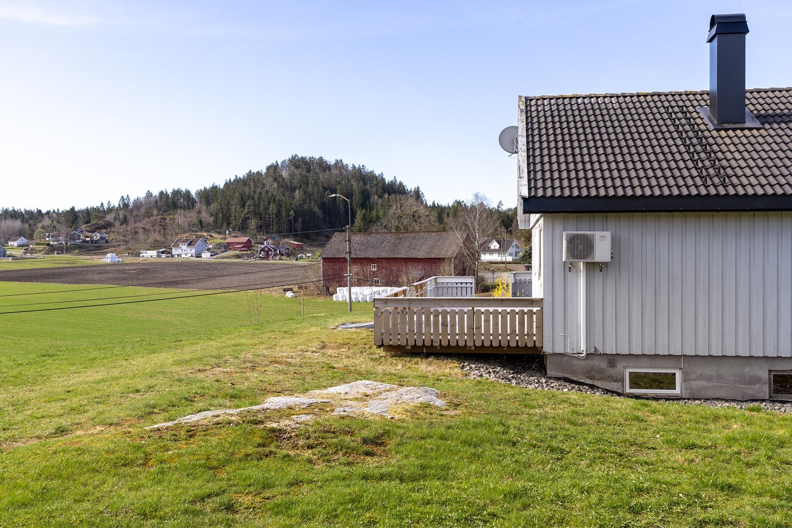 Boligen har en terrasse med utsikt utover nærområdet. Galleribilde