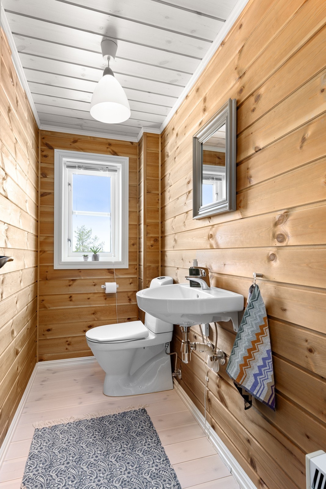 I tillegg til badet finnes et praktisk, separat toalettrom med gulvmontert toalett og håndvask. Galleribilde