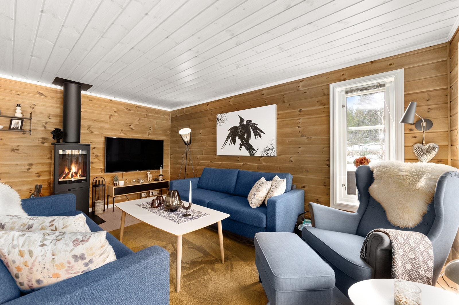 I stuedelen sørger peisovnen for både varme og hygge på kalde dager. Galleribilde