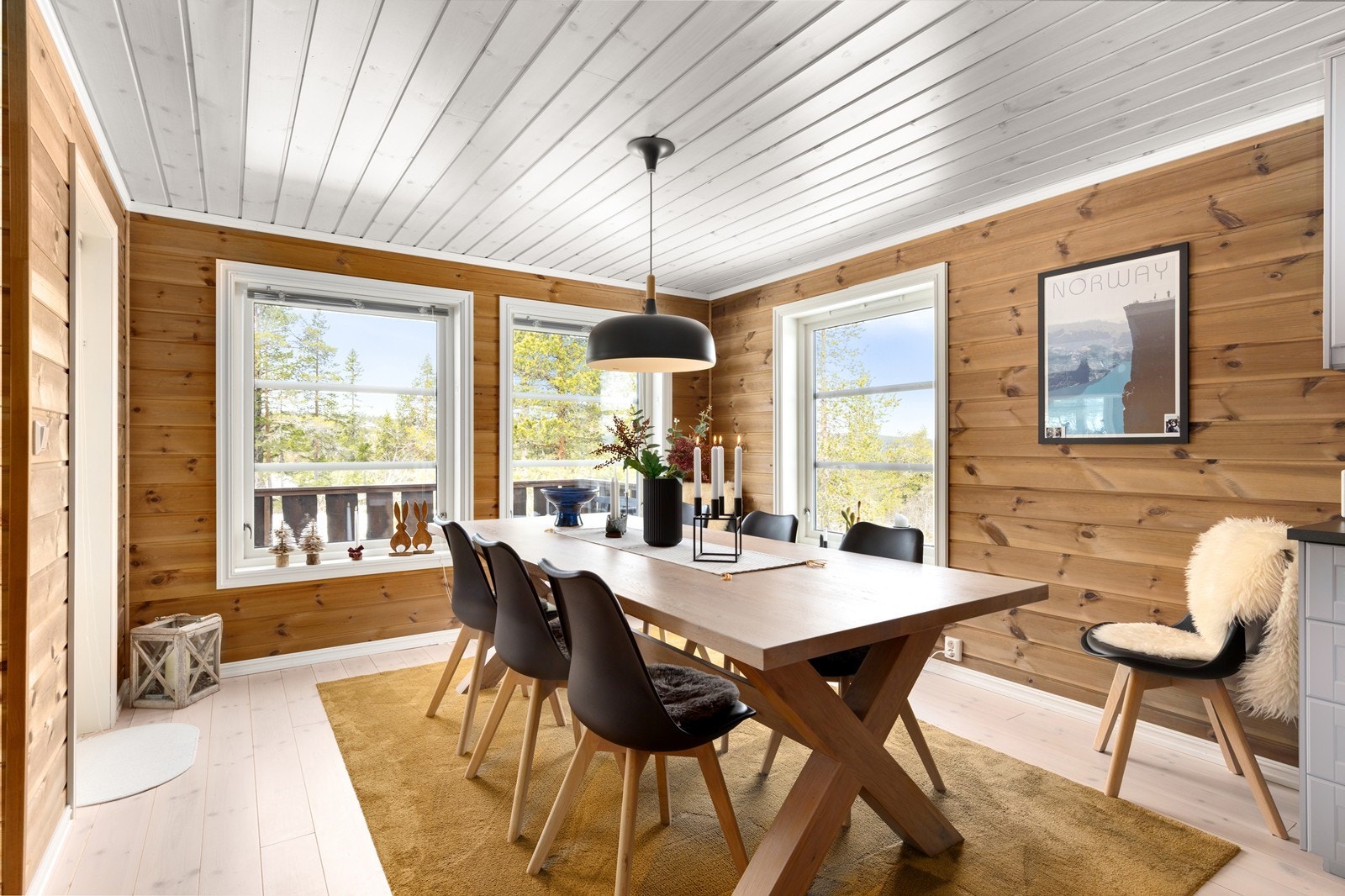 Spisestuen har plass til langbord og er en hyggelig ramme for felles måltider. Galleribilde