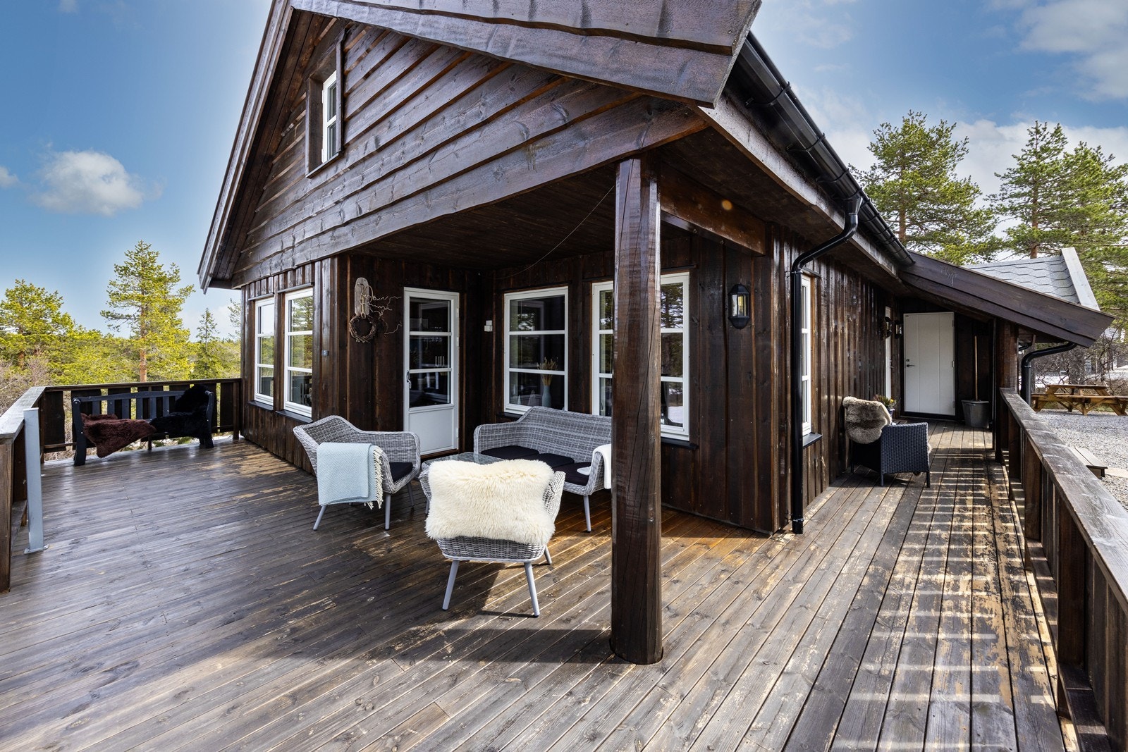 Hytta har en stor, vestvendt markterrasse på 31 m² med utgang fra stuen. Her er det god plass til flere sittegrupper. Galleribilde