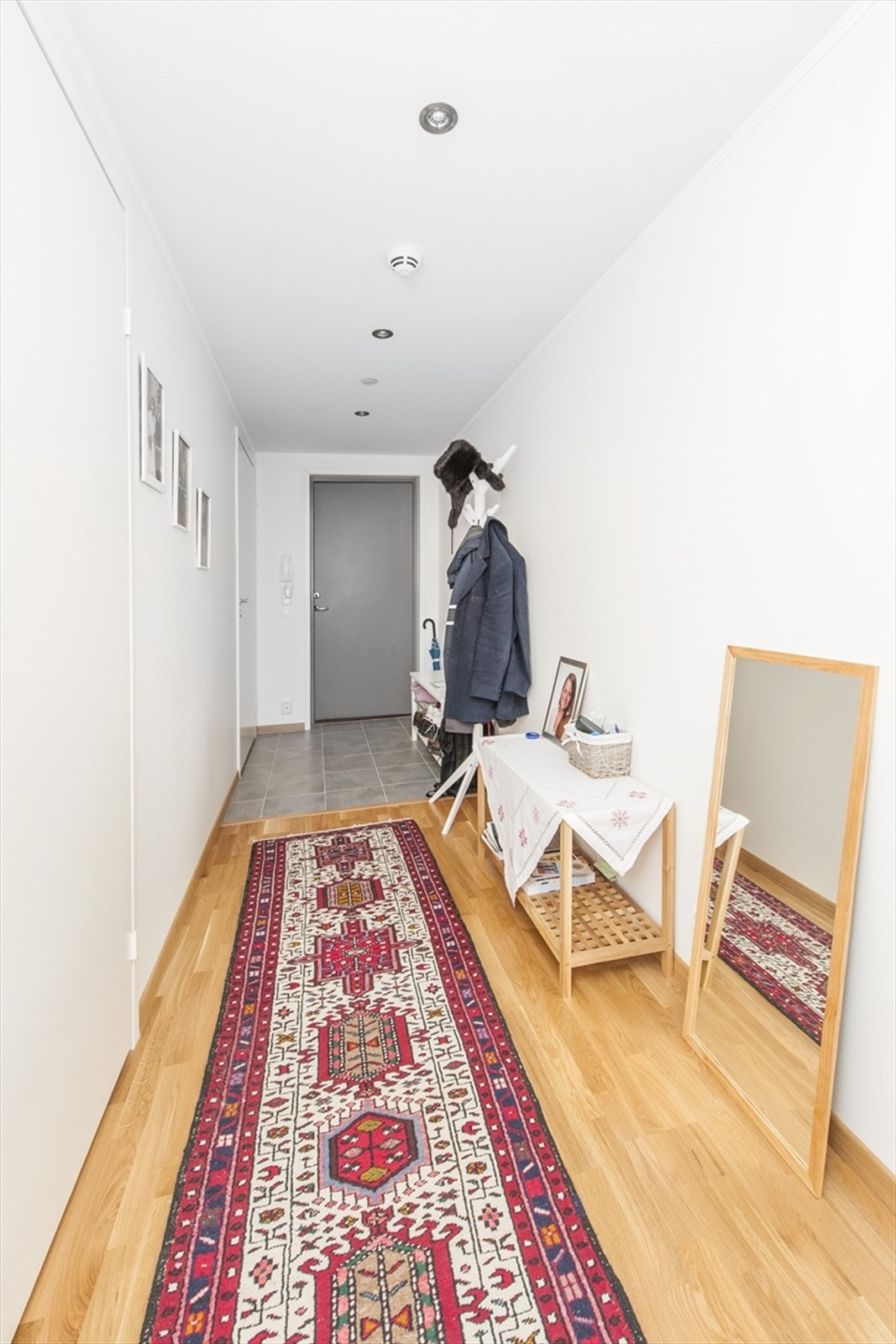 Stor og romslig gang, god plass til gardrobeskapmøbler Galleribilde