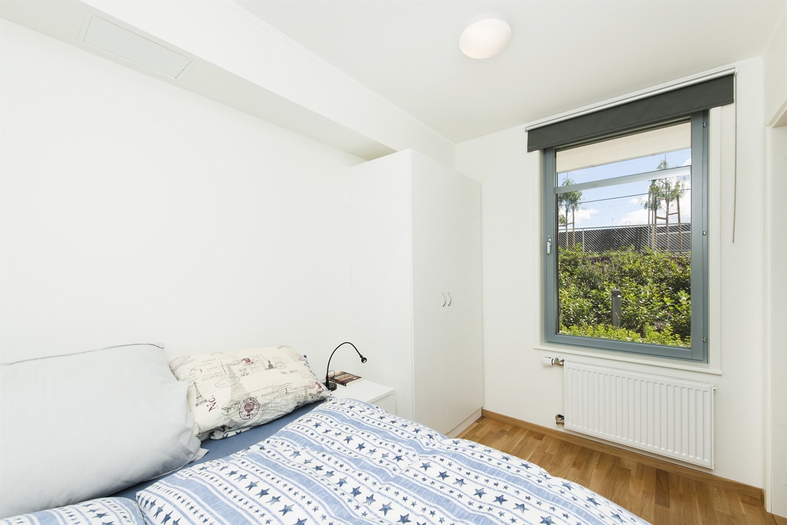 Pent soverom med lyse vegger Galleribilde