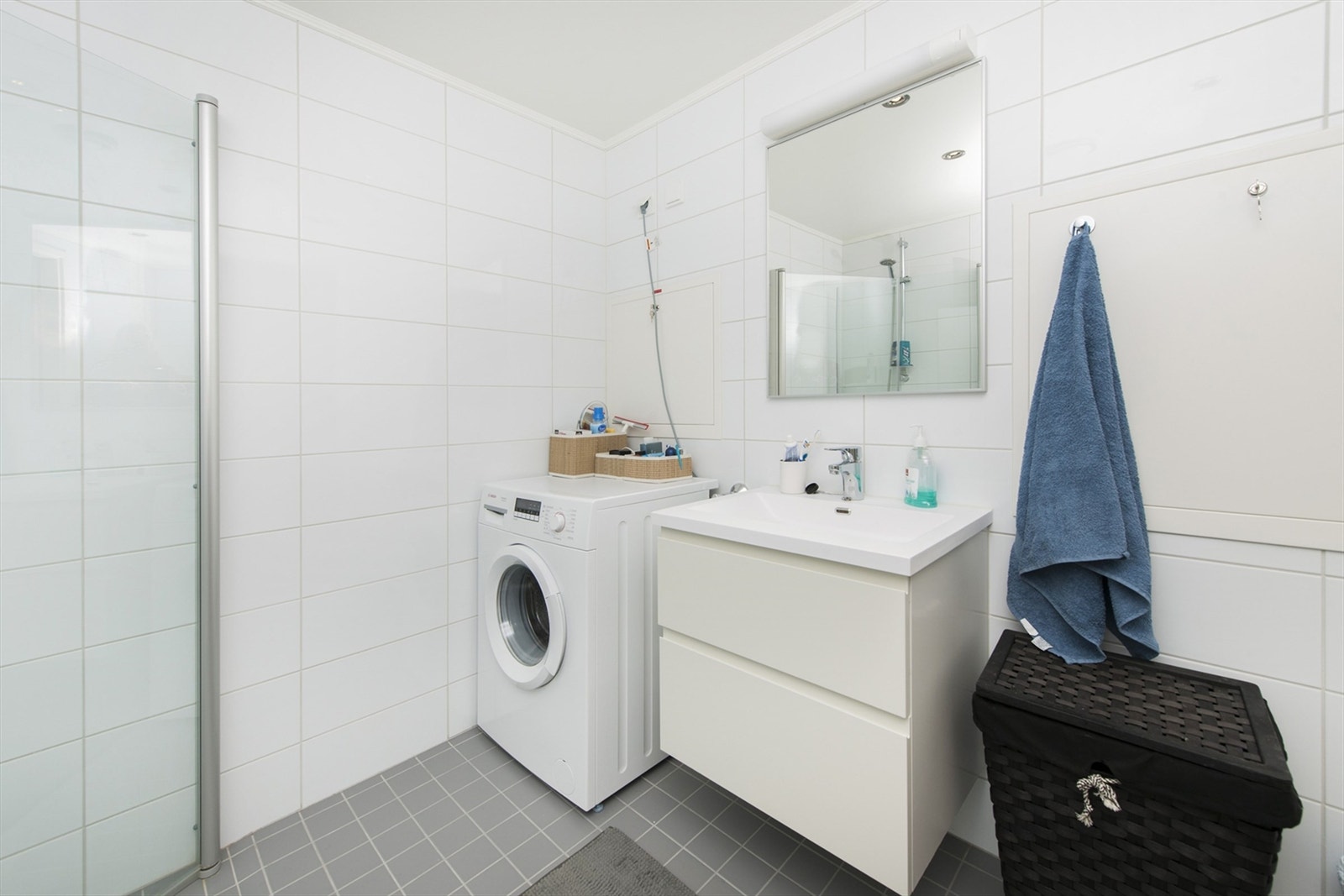 Badet har varmekabler i gulvet, servant, dusj, wc og vaskemaskin Galleribilde