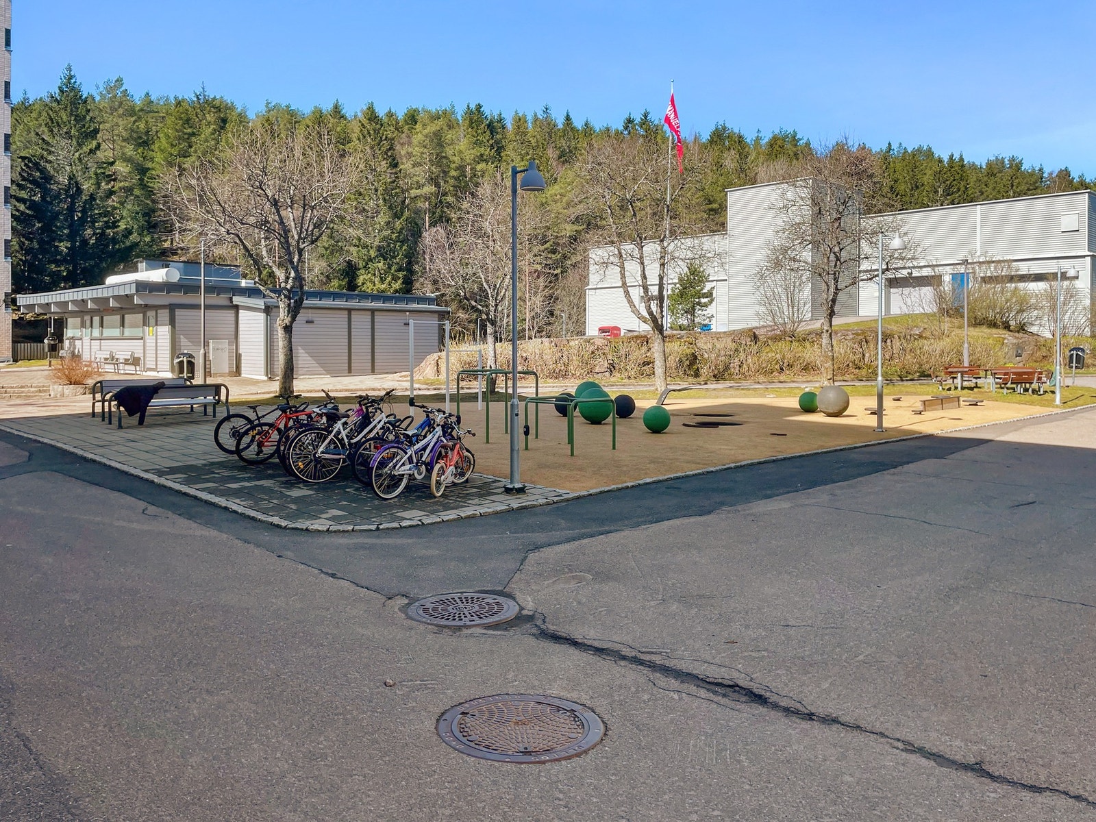 Praktisk sykkelparkering utenfor bygningen. Galleribilde