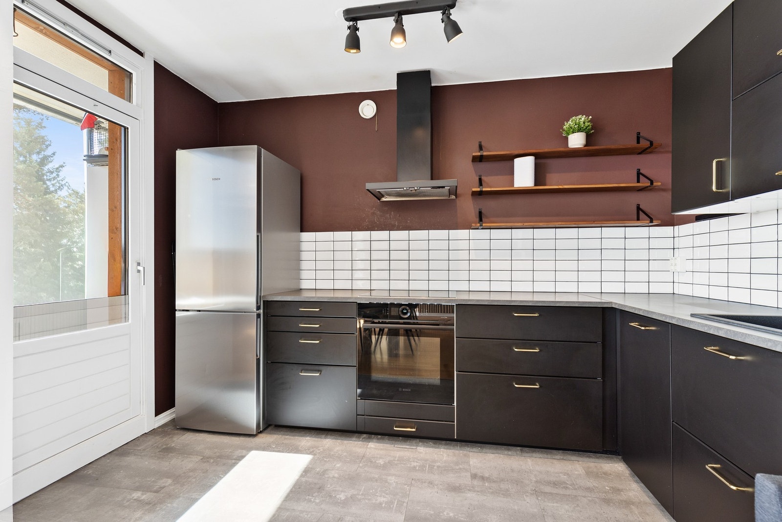 Kjøkkenet er et stilig IKEA kjøkken fra 2020 med moderne, glatte fronter og en slitesterk laminert benkeplate. Galleribilde