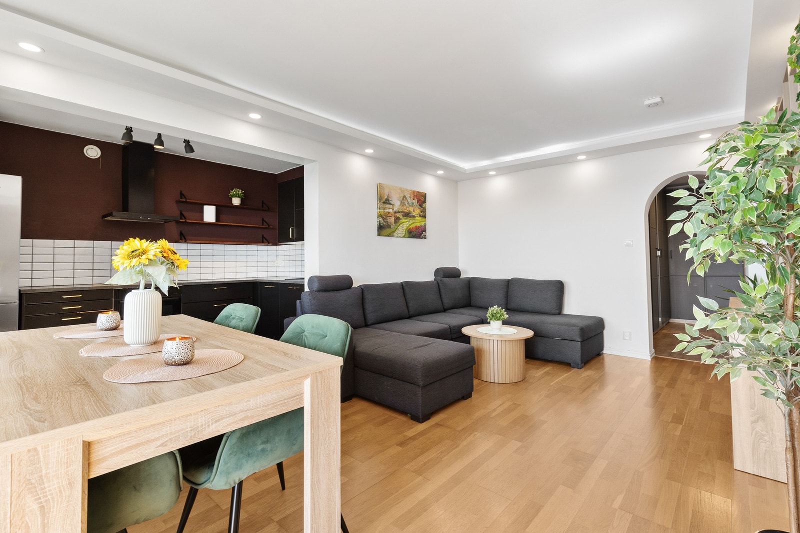 Her er det god plass til sofagruppe, TV møblement og en hyggelig spiseplass. Galleribilde