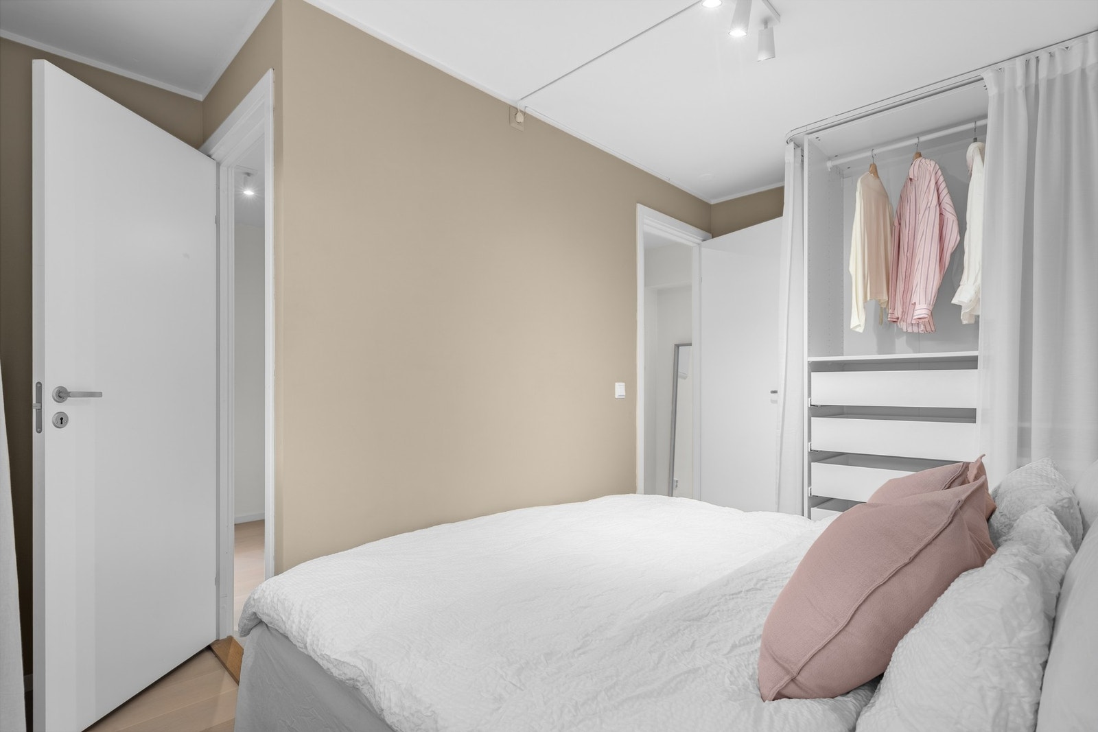 Hovedsoverommet ligger i tilknytning til entréen og har praktisk adkomst fra to sider. Galleribilde