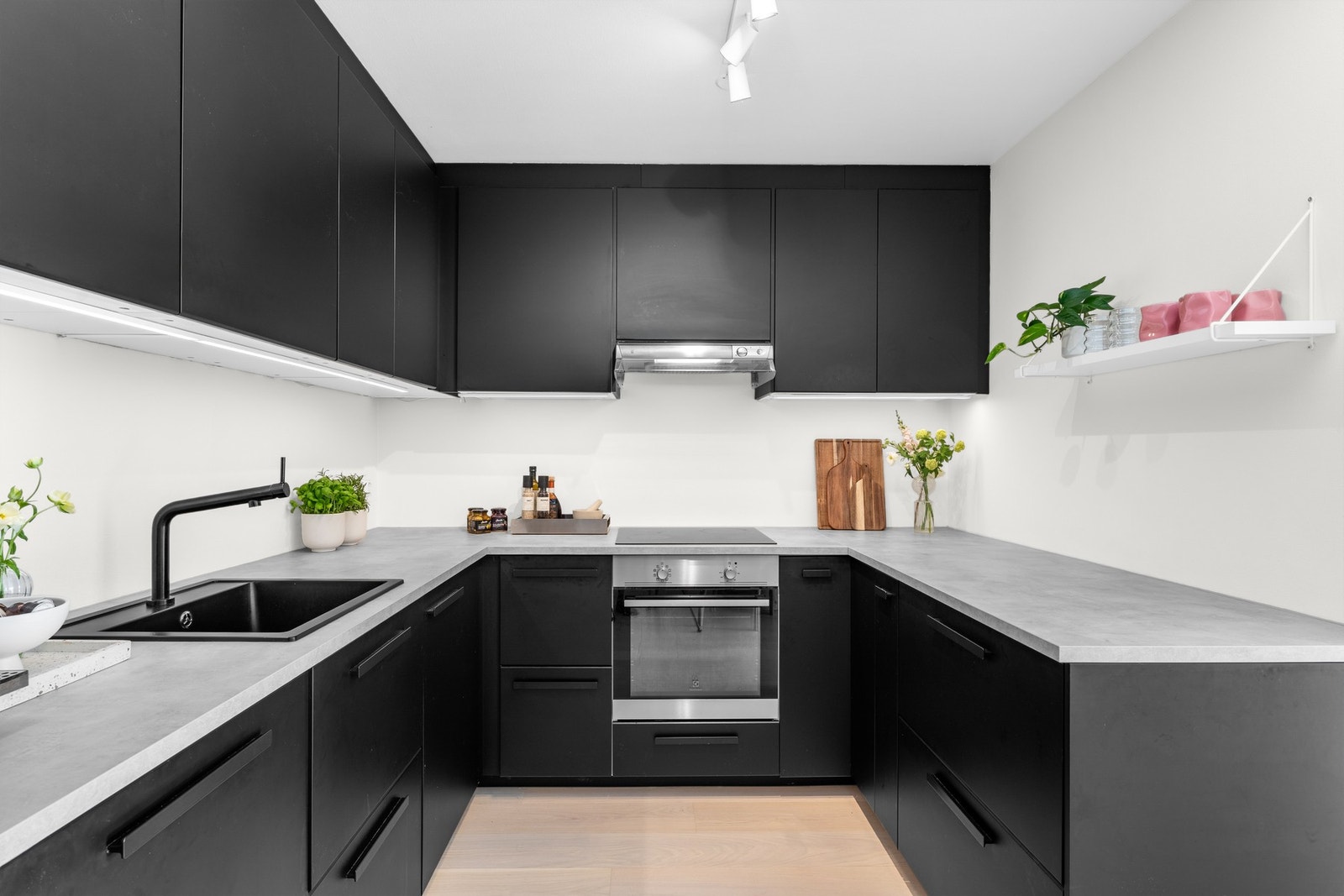 Innredningen fra 2019 er fra Ikea, med slette fronter og laminat benkeplate. Galleribilde