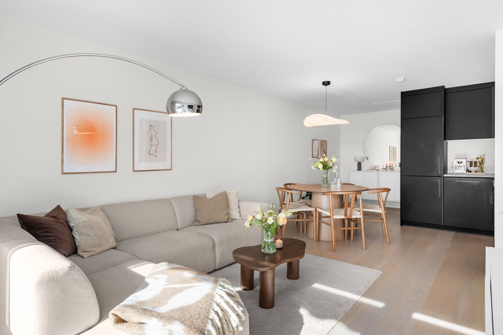Fra balkongen har du videre inngang til innbydende og oppgradert stue, med åpen kjøkkenløsning. Galleribilde