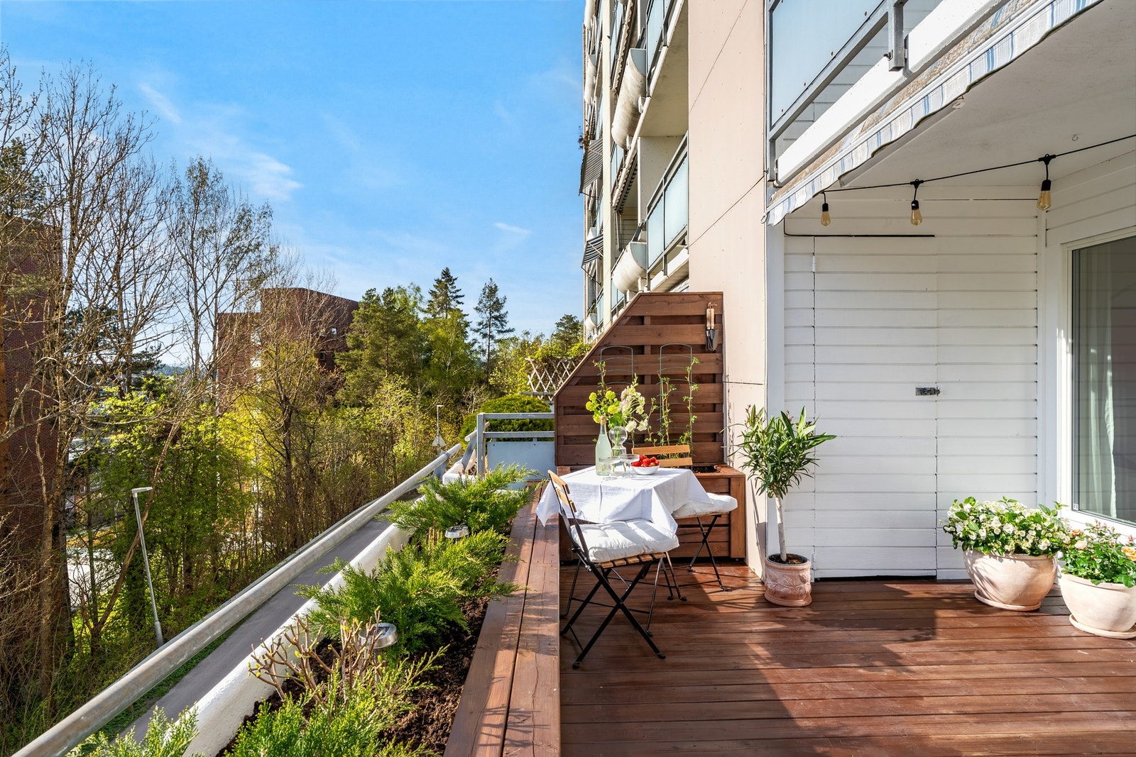 Balkongen er godt utstyrt med markise, utelys, stikkontakt og terrassevarmer, og har i tillegg en praktisk bod på ca. 1,5 kvm. Galleribilde