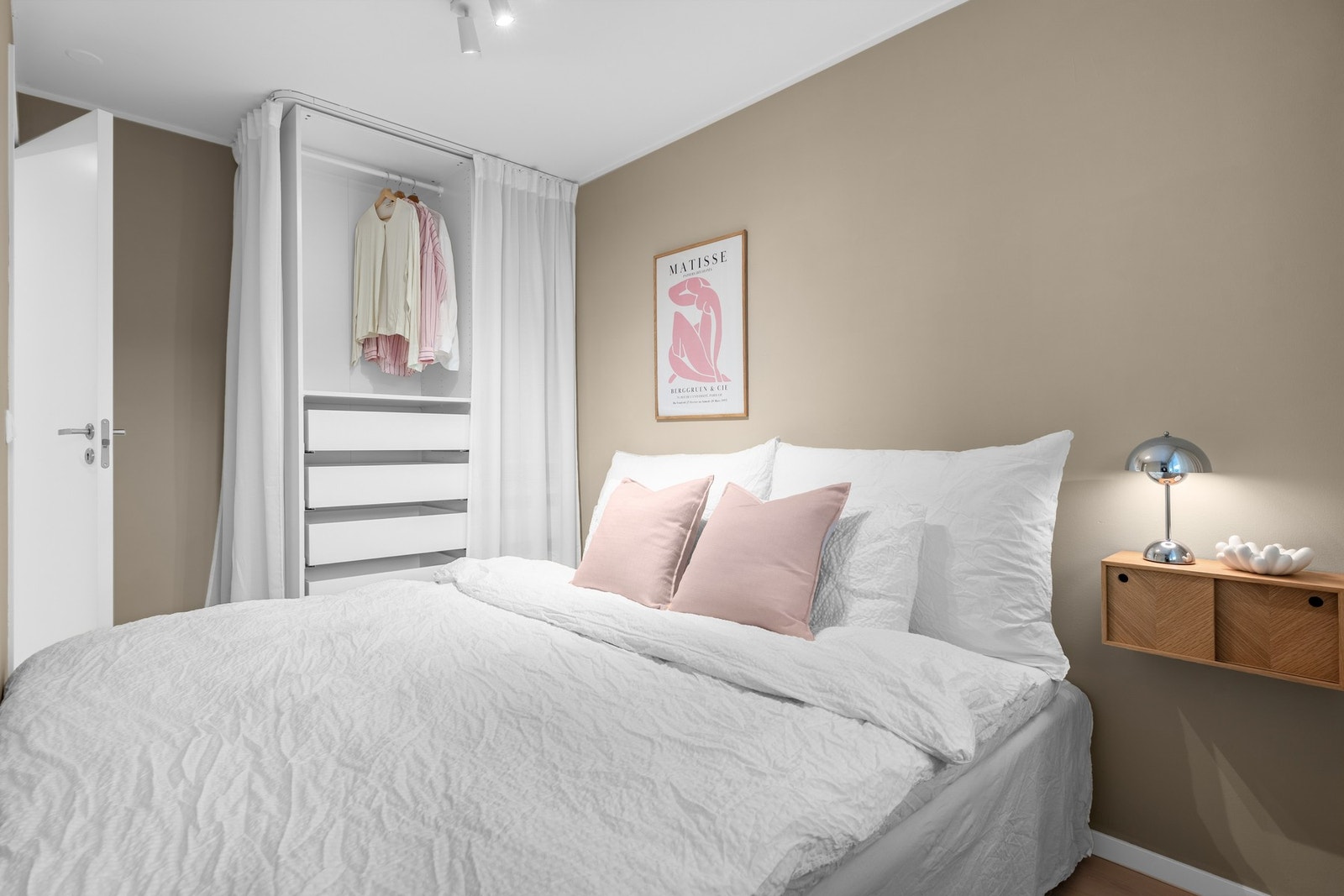 Her er det god plass til dobbeltseng med tilhørende nattbord, og garderobe. Rommet er etablert i nyere tid, tiltaket er ikke omsøkt. Galleribilde