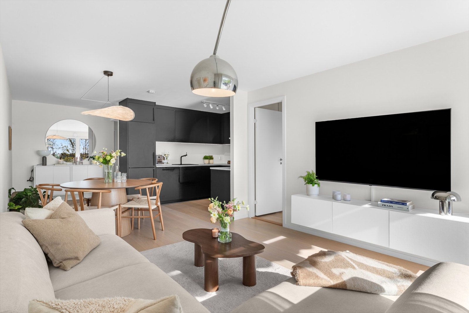 Her er det gode møbleringsmuligheter for både sofagruppe og spiseplass. Galleribilde