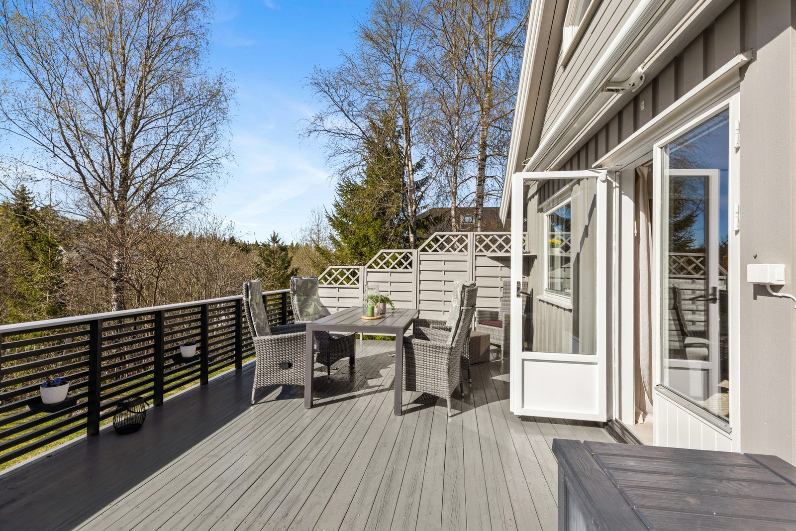 Stor og innbydende terrasse med direkte utgang fra boligen. Galleribilde
