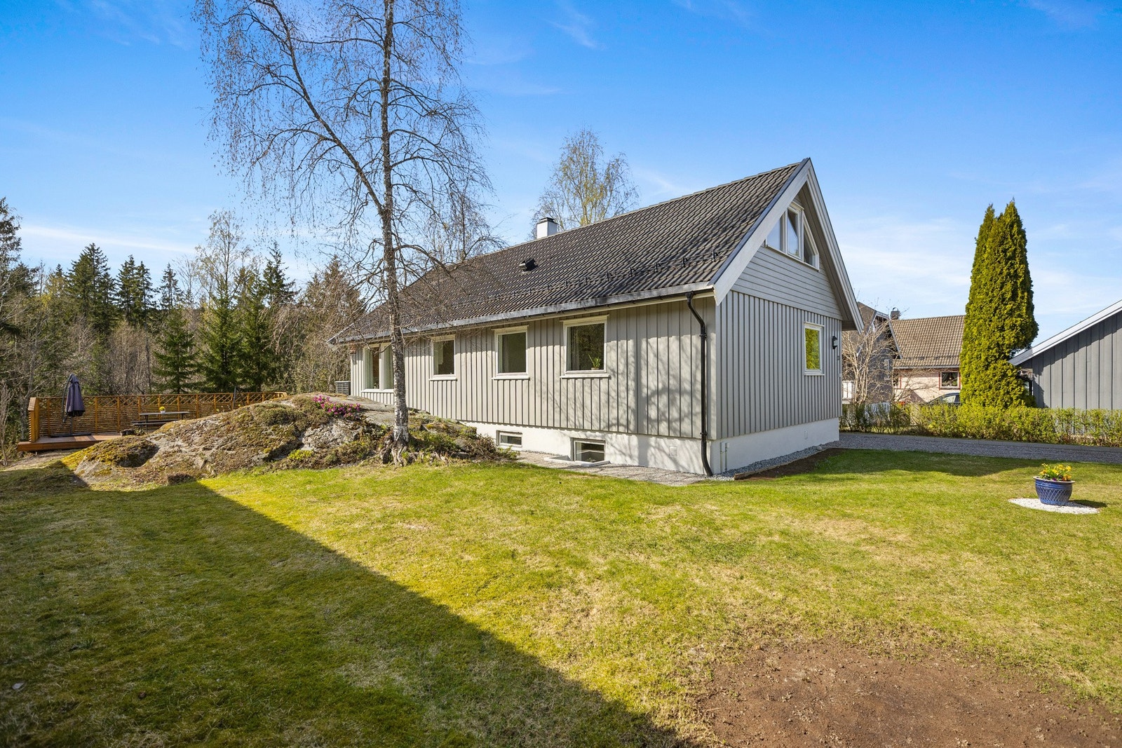 Herlig og romslig tomt med gode uteområder. Galleribilde